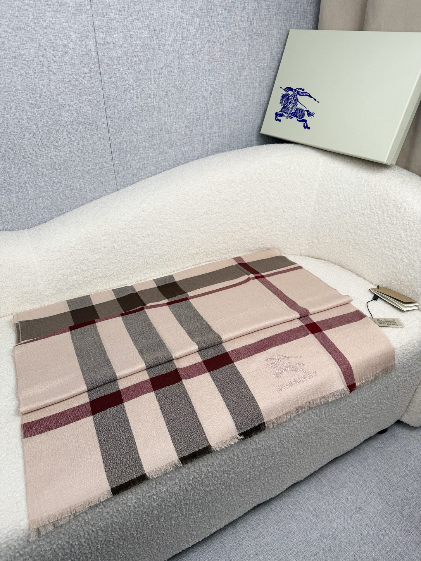 ￥。 B家。【烟熏玫瑰粉】永远的时髦‼️Burberry经典格薄款钻石纹丝绒围巾~难得的经典格，这样的格