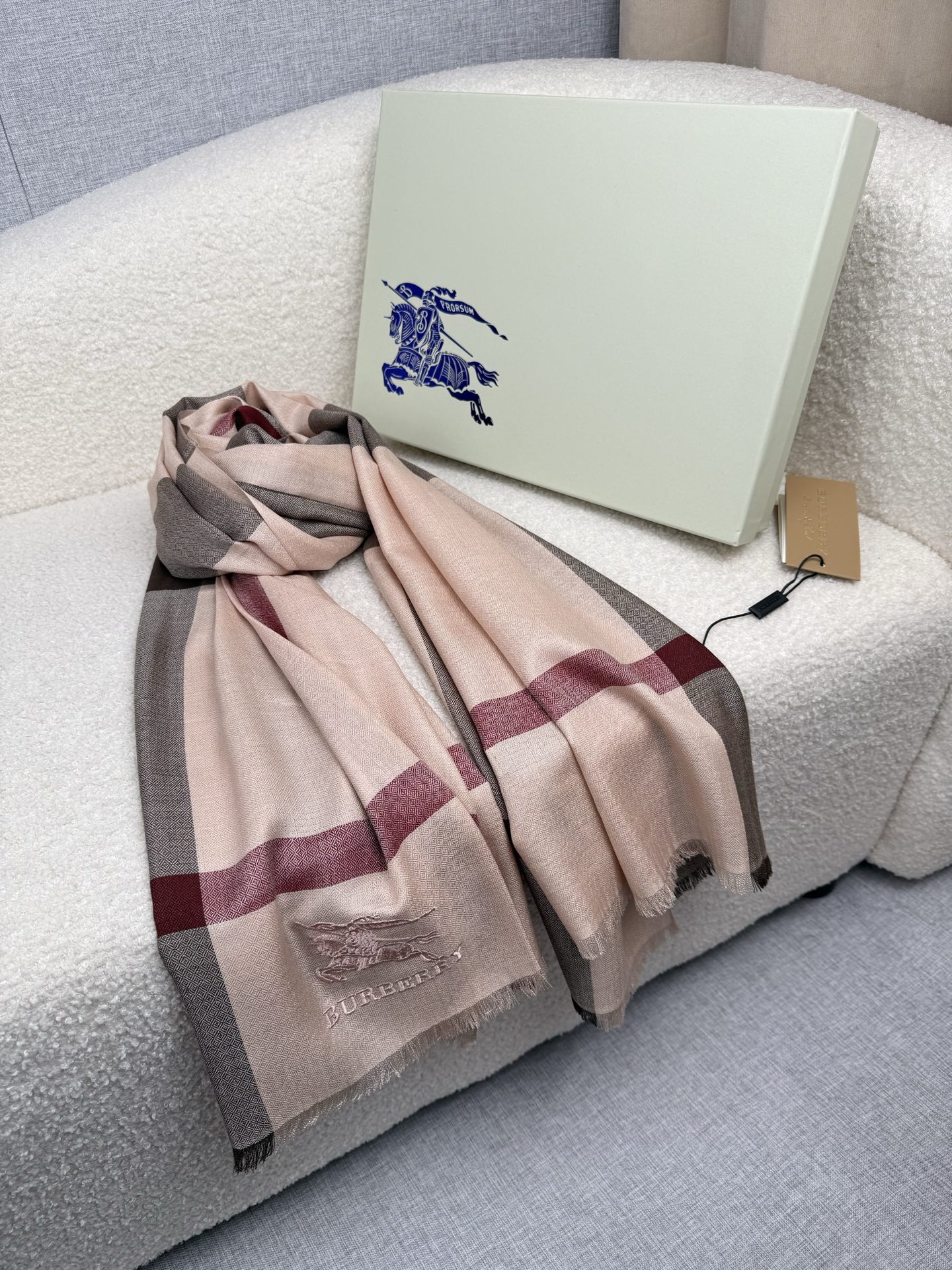 ￥。 B家。【烟熏玫瑰粉】永远的时髦‼️Burberry经典格薄款钻石纹丝绒围巾~难得的经典格，这样的格