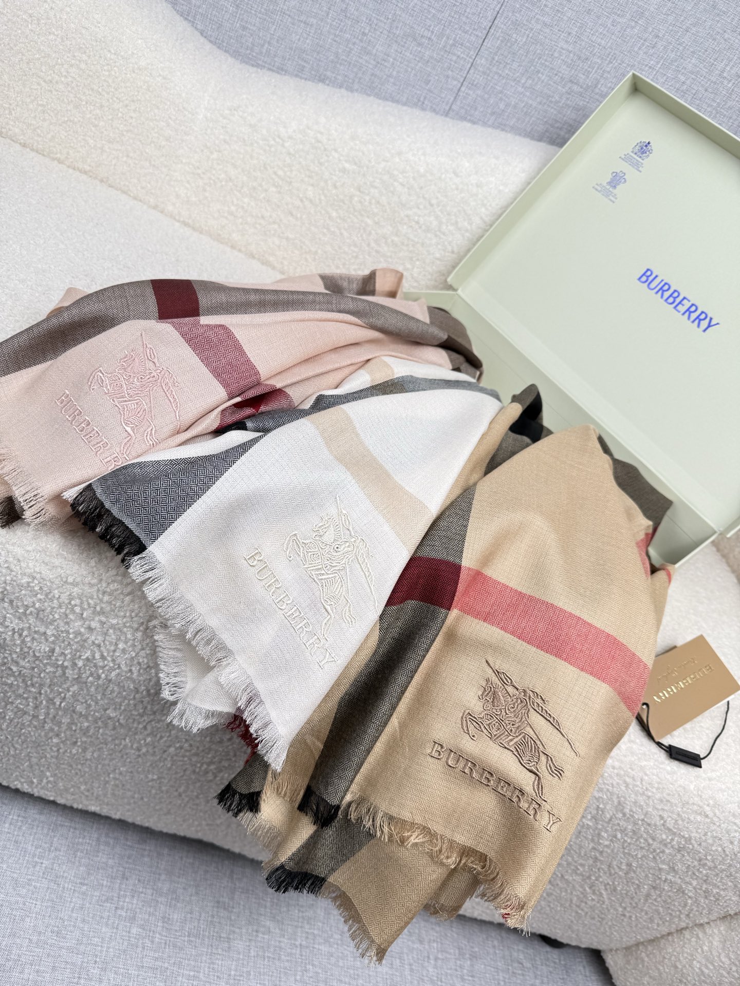 ￥。 B家。【烟熏玫瑰粉】永远的时髦‼️Burberry经典格薄款钻石纹丝绒围巾~难得的经典格，这样的格