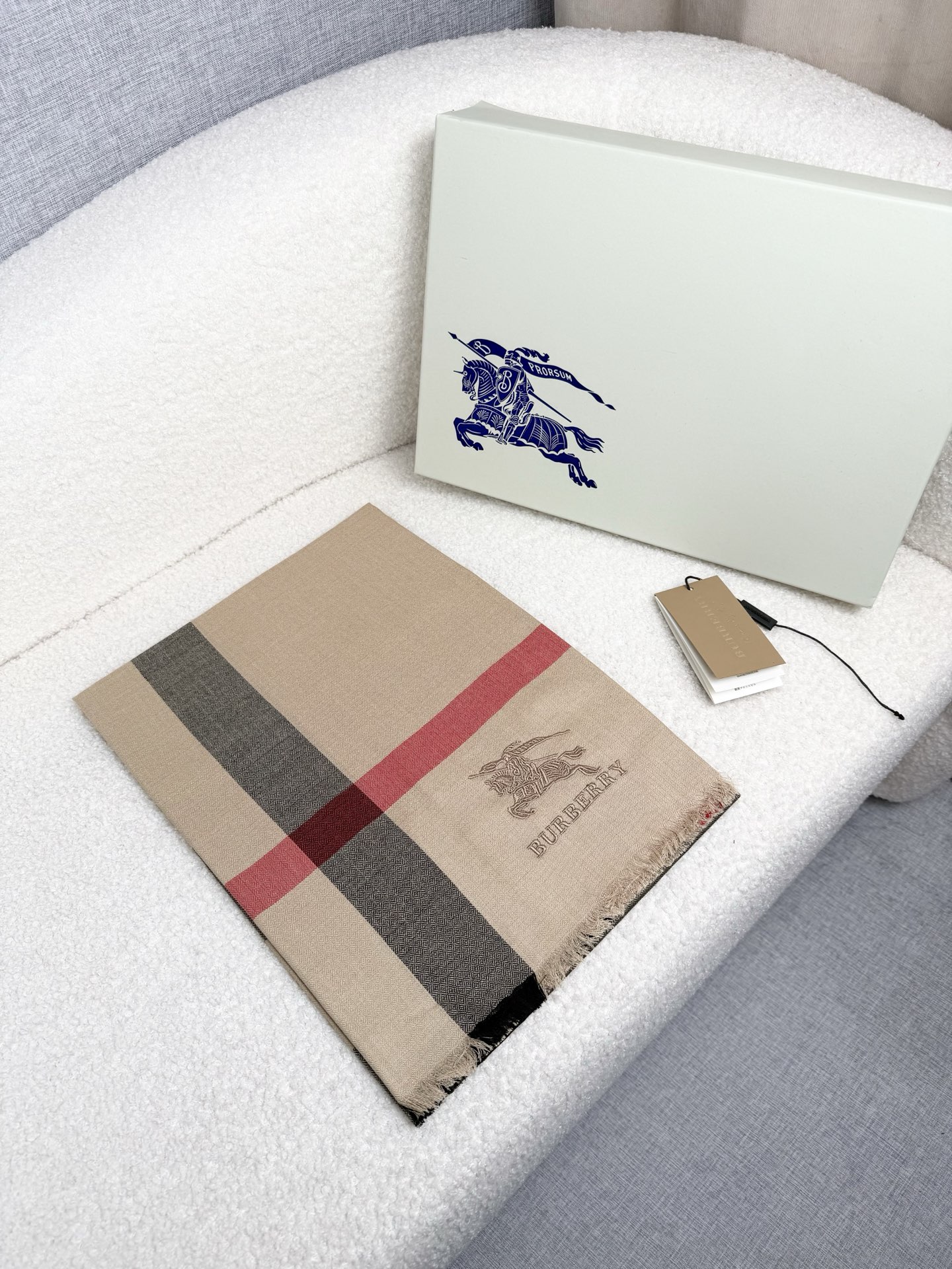 NO:553884,. B Home. [Classic Camel] Forever fashionable Burberry Classic Plaid Thin Diamond Pattern Velvet Scarf ~ A rare classic pattern. This kind of plaid really looks good every year. This year it is a velvet fabric that represents the retro fashion style, with encrypted diamond patterns, and the texture is very neat and clear!  Super soft and skin-friendly, thin but very warm. Exquisite texture, good hand feel, super clear texture. The warp and weft materials of the weaving are extremely picky. The raw material fiber fineness of Nepalese cashmere is 13um-15.5um. The big brand stuff is really exquisite and ingenious. The size specification is 70*200cm. 3 colors. High version scarf, high version scarf, burberry19860909. B家.【经典驼色】永远的时髦Burberry经典格薄款钻石纹丝绒围巾~难得的经典格,这样的格子真的每年看都觉得好看,今年更是复古时髦风的代表丝绒的面料,加密钻石纹纹路,纹路非常工整清晰！超级柔软亲肤,薄薄的但非常保暖.精致的纹路,手感好的不要不要的,纹路超级清晰织造的经纱纬纱原料极为挑剔选用尼泊尔山羊绒中原料纤维细度最好的是13um-15.5um.大牌的东西真的非常考究,匠心之作.70*200cm 的尺寸规格.3色.高版本围巾,高版本围巾,burberry,scarf