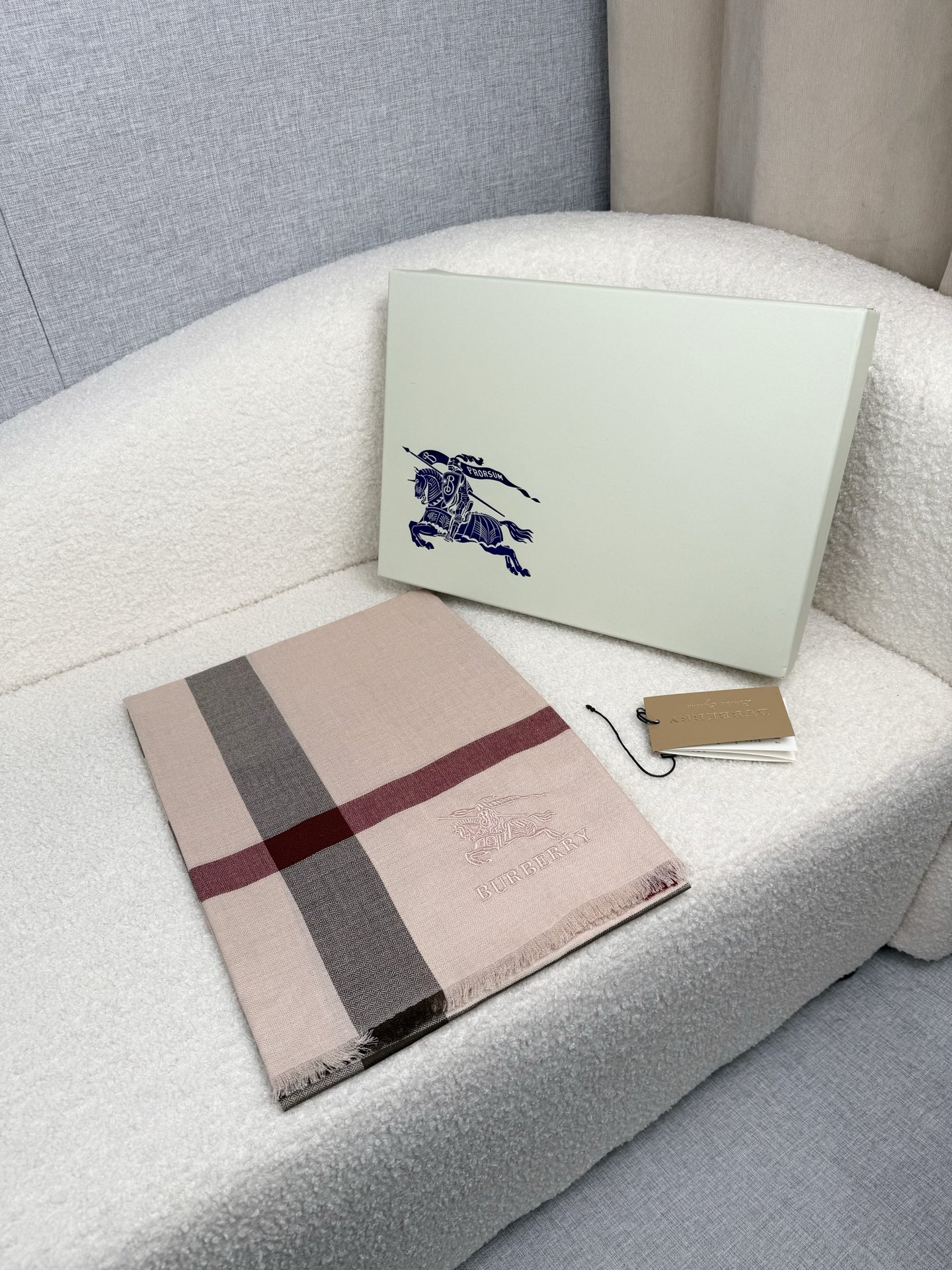 NO:553889,. B Family. [Smoky Rose Pink] Forever fashionable Burberry Classic Plaid Thin Diamond Pattern Velvet Scarf ~ A rare classic pattern. This kind of plaid really looks good every year. This year, it is a retro and fashionable velvet fabric with encrypted diamond patterns. The texture is very neat and clear!  Super soft and skin-friendly, thin but very warm. Exquisite texture, good hand feel, super clear texture. The warp and weft materials of the weaving are extremely picky. The raw material fiber fineness of Nepalese cashmere is 13um-15.5um. The big brand stuff is really exquisite and ingenious. The size specification is 70*200cm. 3 colors. High version scarf, high version scarf, burberry19860909. B家.【烟熏玫瑰粉】永远的时髦Burberry经典格薄款钻石纹丝绒围巾~难得的经典格,这样的格子真的每年看都觉得好看,今年更是复古时髦风的代表丝绒的面料,加密钻石纹纹路,纹路非常工整清晰！超级柔软亲肤,薄薄的但非常保暖.精致的纹路,手感好的不要不要的,纹路超级清晰织造的经纱纬纱原料极为挑剔选用尼泊尔山羊绒中原料纤维细度最好的是13um-15.5um.大牌的东西真的非常考究,匠心之作.70*200cm 的尺寸规格.3色.高版本围巾,高版本围巾,burberry,scarf