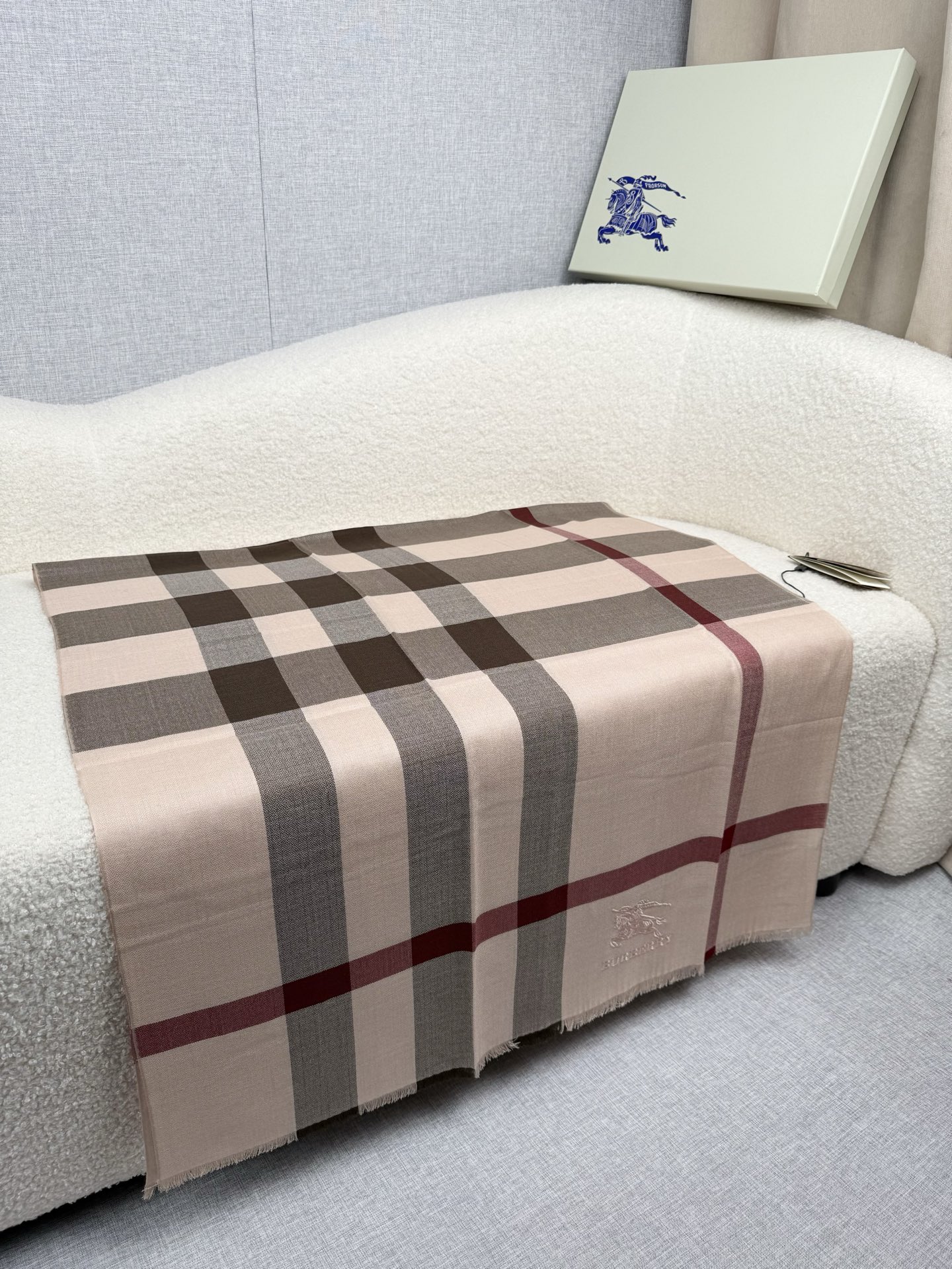 ￥。 B家。【烟熏玫瑰粉】永远的时髦‼️Burberry经典格薄款钻石纹丝绒围巾~难得的经典格，这样的格