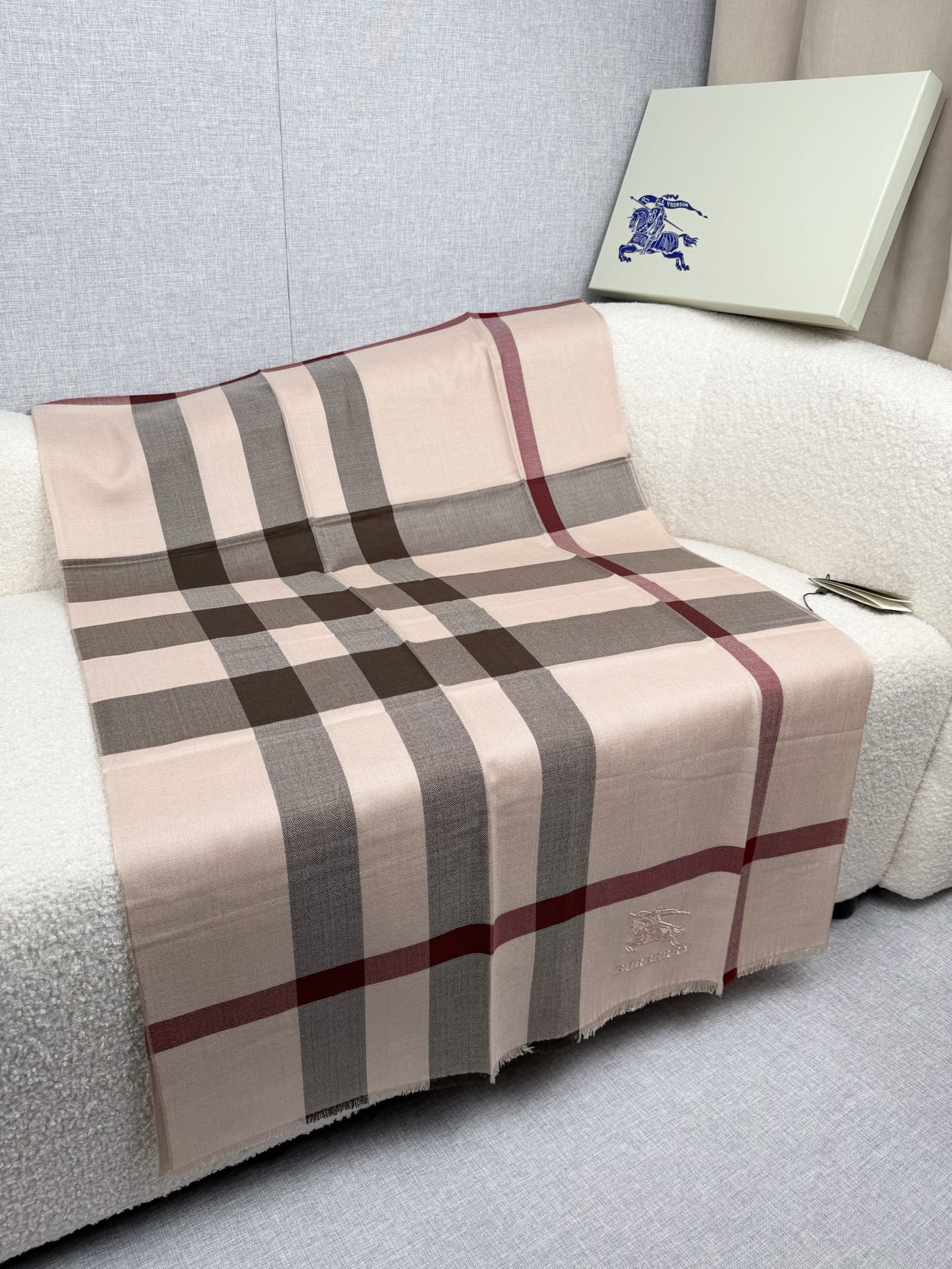 ￥。 B家。【烟熏玫瑰粉】永远的时髦‼️Burberry经典格薄款钻石纹丝绒围巾~难得的经典格，这样的格