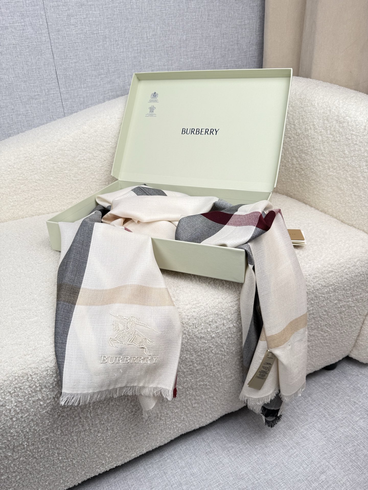 ￥。 B家。【象牙砂白】永远的时髦‼️Burberry经典格薄款钻石纹丝绒围巾~难得的经典格，这样的格子