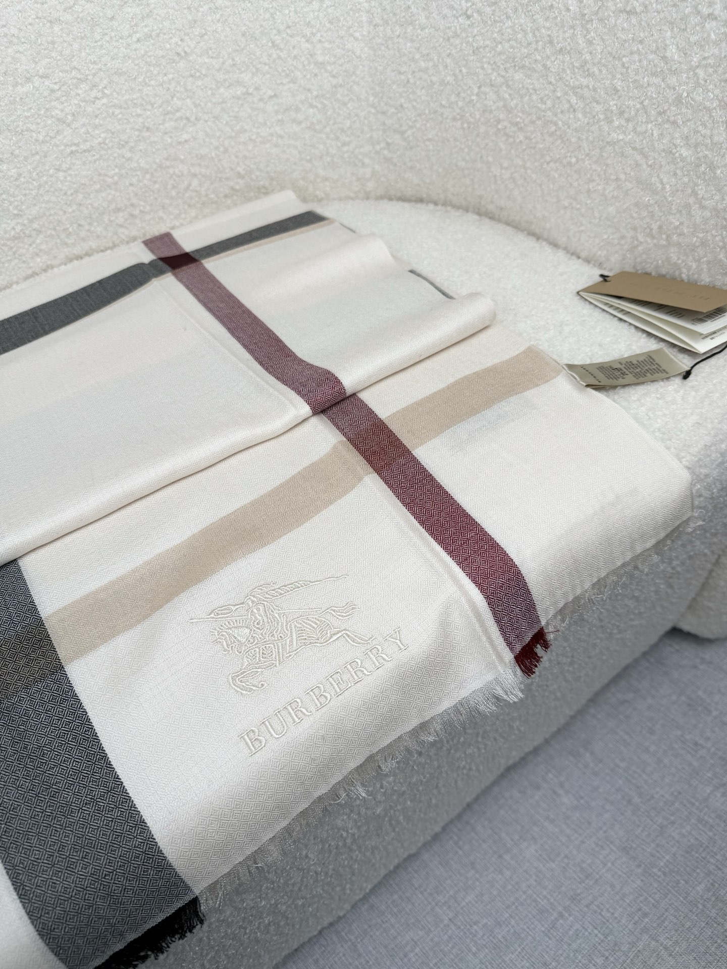 ￥。 B家。【象牙砂白】永远的时髦‼️Burberry经典格薄款钻石纹丝绒围巾~难得的经典格，这样的格子