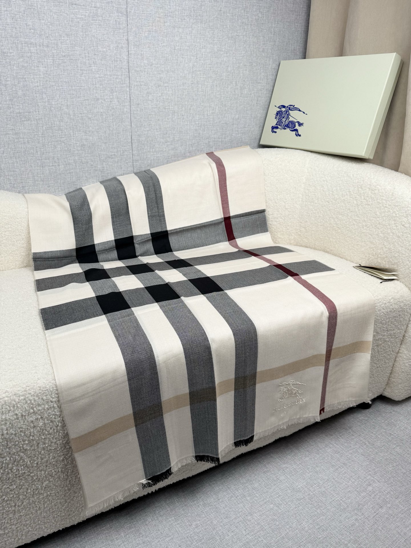 ￥。 B家。【象牙砂白】永远的时髦‼️Burberry经典格薄款钻石纹丝绒围巾~难得的经典格，这样的格子