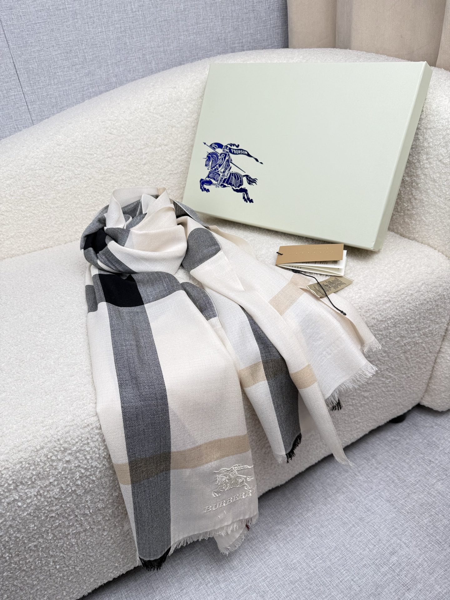 ￥。 B家。【象牙砂白】永远的时髦‼️Burberry经典格薄款钻石纹丝绒围巾~难得的经典格，这样的格子