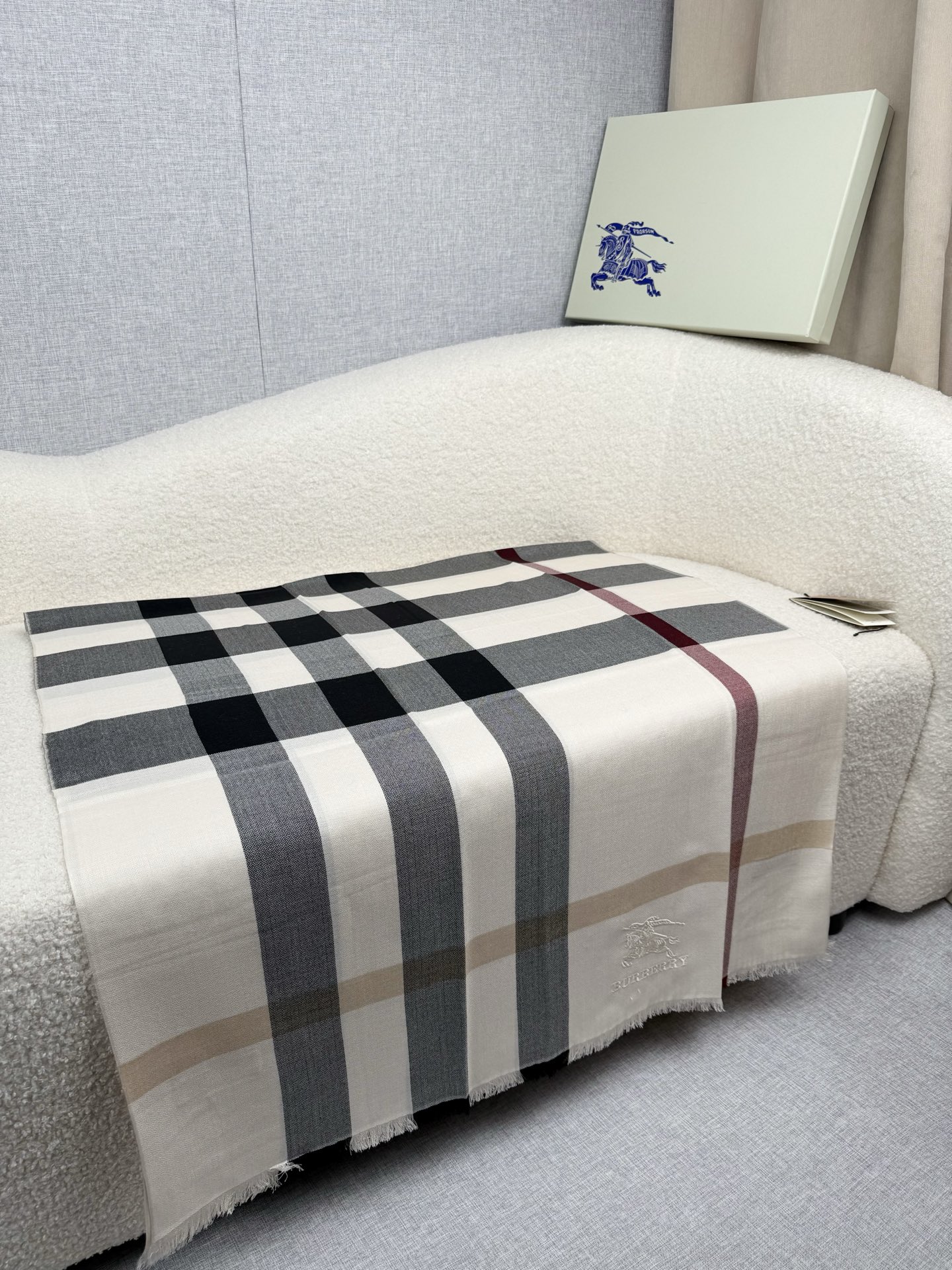 ￥。 B家。【象牙砂白】永远的时髦‼️Burberry经典格薄款钻石纹丝绒围巾~难得的经典格，这样的格子