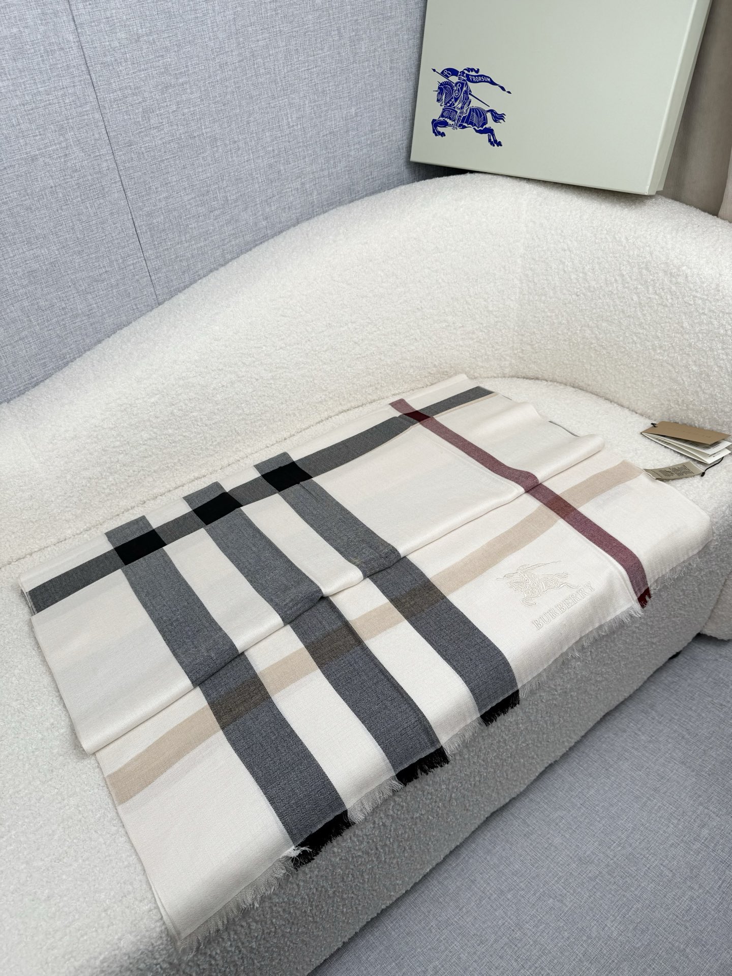 ￥。 B家。【象牙砂白】永远的时髦‼️Burberry经典格薄款钻石纹丝绒围巾~难得的经典格，这样的格子