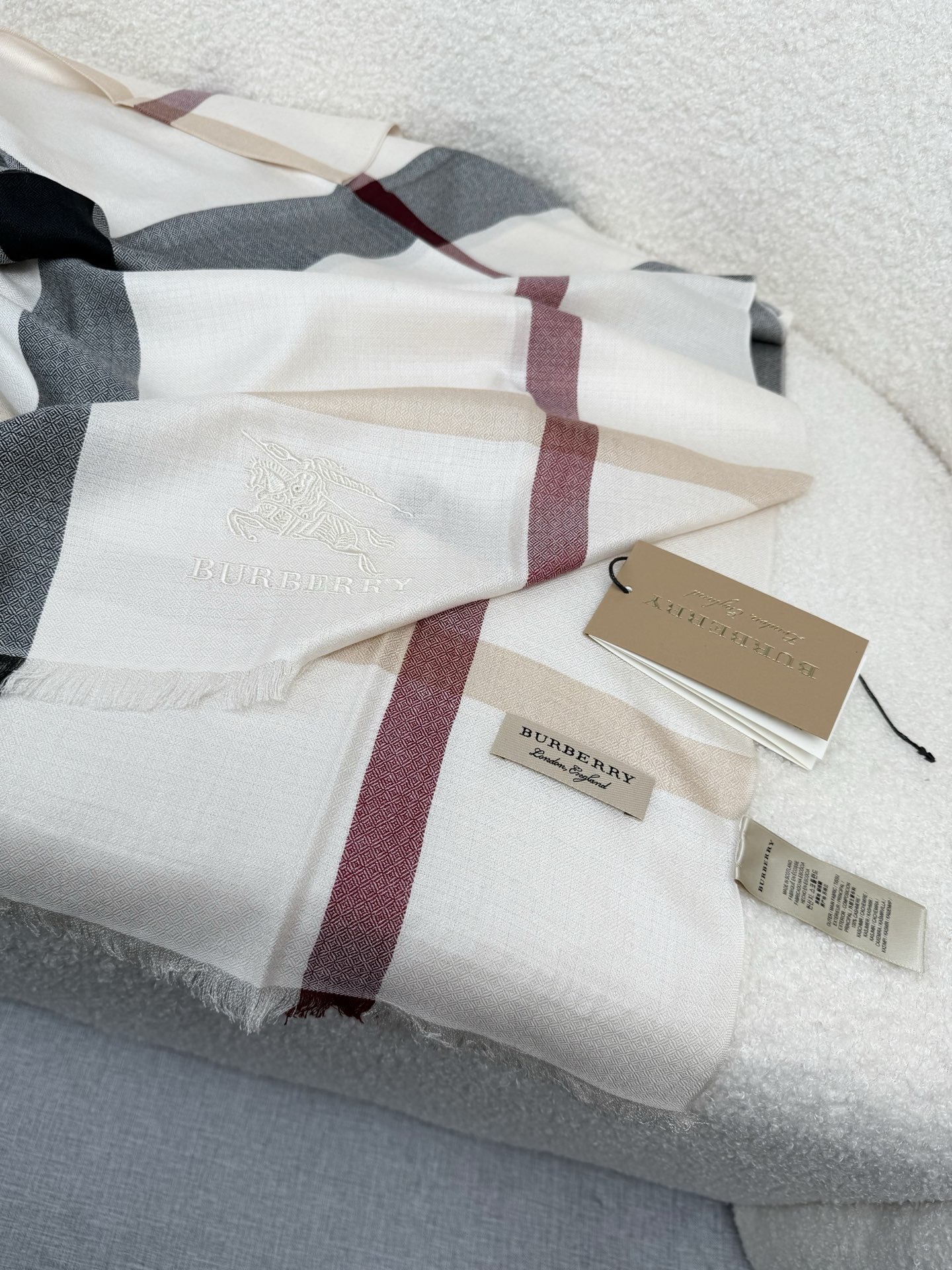 ￥。 B家。【象牙砂白】永远的时髦‼️Burberry经典格薄款钻石纹丝绒围巾~难得的经典格，这样的格子