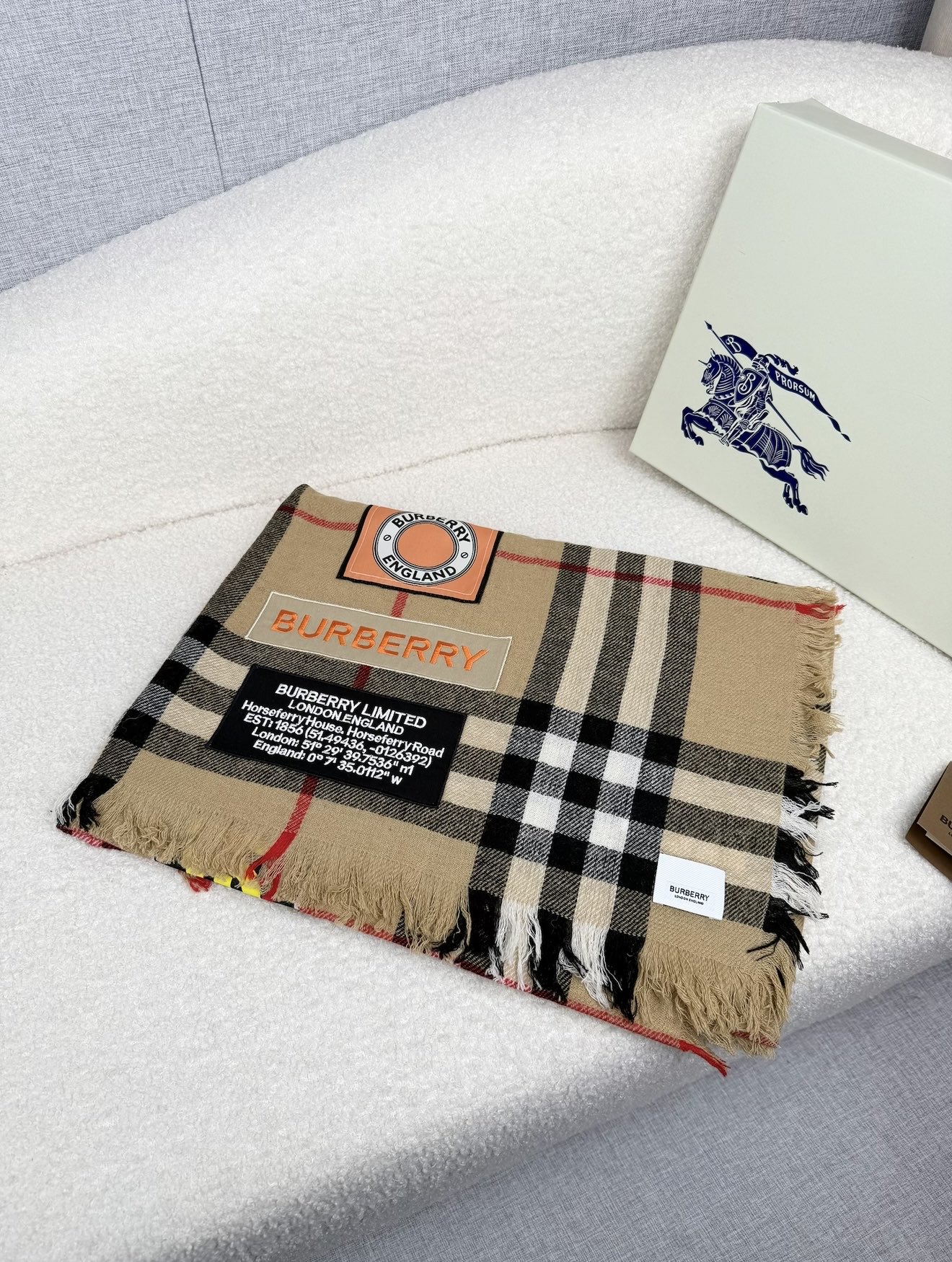 NO:553918,.burberry. The latest style of Burberry badge ~ The fabric with clear texture is made of excellent Nepalese cashmere material. It feels soft and delicate, just like a baby's skin. The scarf has loose whiskers on all sides, which is dynamic and energetic!  The upper body is very elegant and will not go out of style for 10,000 years. It is made with high density and precision and is not easy to smear!  Burberry changed from the bare-edged style of previous years to a four-sided tassel style this year!  Briefly introduce the difficulty and characteristics of the process!  The warp and weft materials for weaving are extremely picky. The raw material fiber fineness of Nepalese cashmere is 13um-15.5um. Post-repair processing is also indispensable. This is the most important step in scarf weaving. Defective products such as tassels on both sides are three times the size of ordinary scarves!  If the hair on both sides is misplaced, it will fall off. The big-name products are really exquisite and ingenious. 70*200cm high version scarf, high version scarf, burberry19860909.burberry.博柏利徽章最新款~纹路清晰面料是极好的尼泊尔山羊绒原料.触感柔糯细腻像极了婴儿的肌肤.围巾四边散须动感有活力！上身很气质,用一万年都不会过时的.高密度精工细作 不易抽丝！Burberry一改往年的光边风格,今年改为四面流苏风格！简单介绍下工艺难度和特点！织造的经纱纬纱原料极为挑剔选用尼泊尔山羊绒中原料纤维细度最好的是13um-15.5um.修补后处理也是不可缺少的一关.围巾织造下来这个环节最重要啦,两侧流苏这样的残次品是普通围巾的三倍！两侧的毛须错位就pass掉.大牌的东西真的非常考究,匠心之作.70*200cm高版本围巾,高版本围巾,burberry,scarf