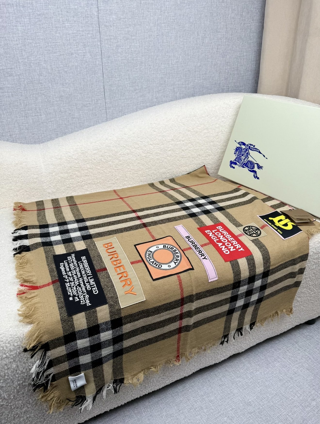 ￥。burberry。博柏利徽章最新款~纹路清晰面料是极好的尼泊尔山羊绒原料。触感柔糯细腻像极了婴儿的肌