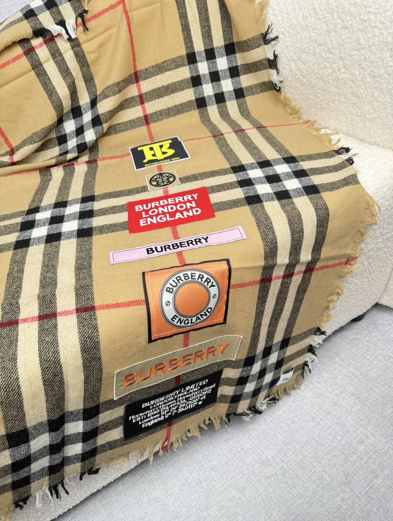 ￥。burberry。博柏利徽章最新款~纹路清晰面料是极好的尼泊尔山羊绒原料。触感柔糯细腻像极了婴儿的肌