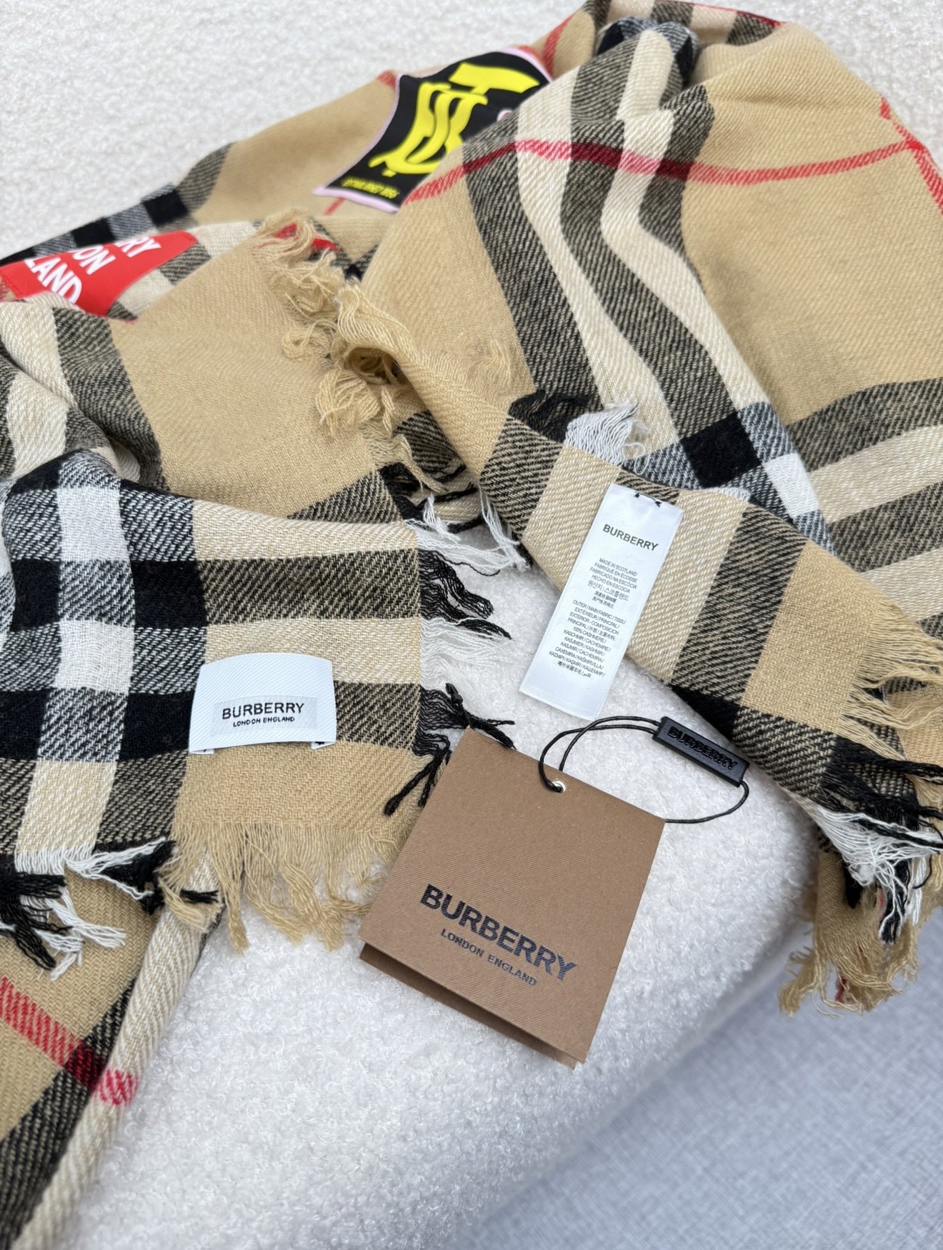 ￥。burberry。博柏利徽章最新款~纹路清晰面料是极好的尼泊尔山羊绒原料。触感柔糯细腻像极了婴儿的肌