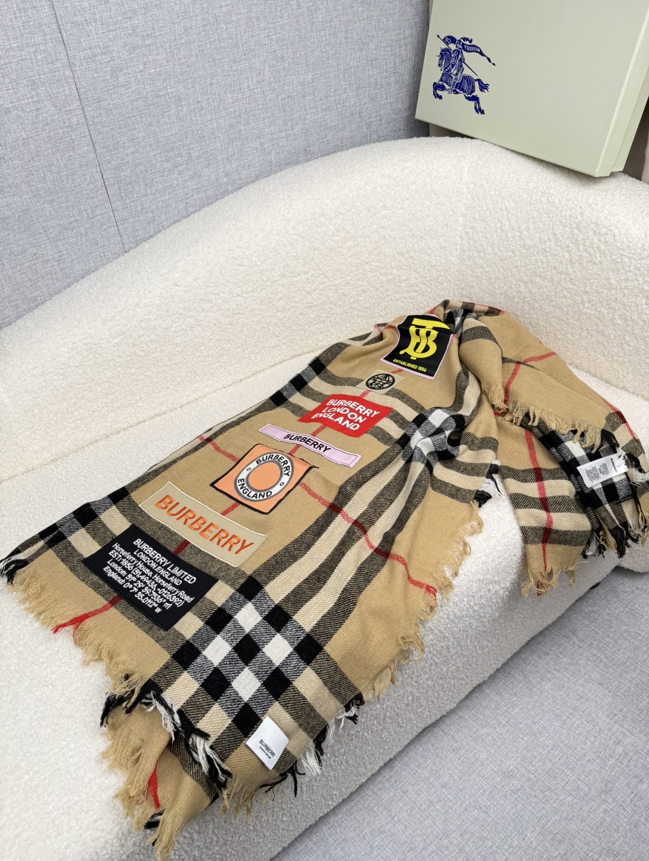 ￥。burberry。博柏利徽章最新款~纹路清晰面料是极好的尼泊尔山羊绒原料。触感柔糯细腻像极了婴儿的肌