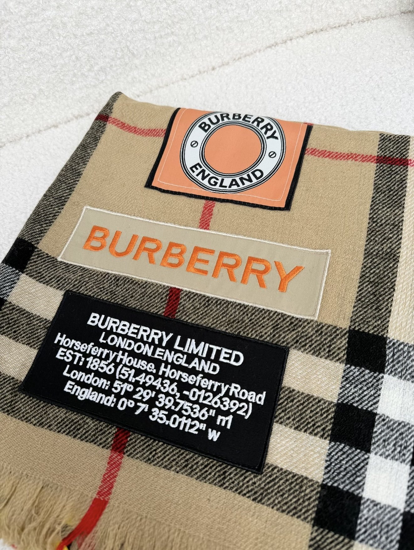 ￥。burberry。博柏利徽章最新款~纹路清晰面料是极好的尼泊尔山羊绒原料。触感柔糯细腻像极了婴儿的肌