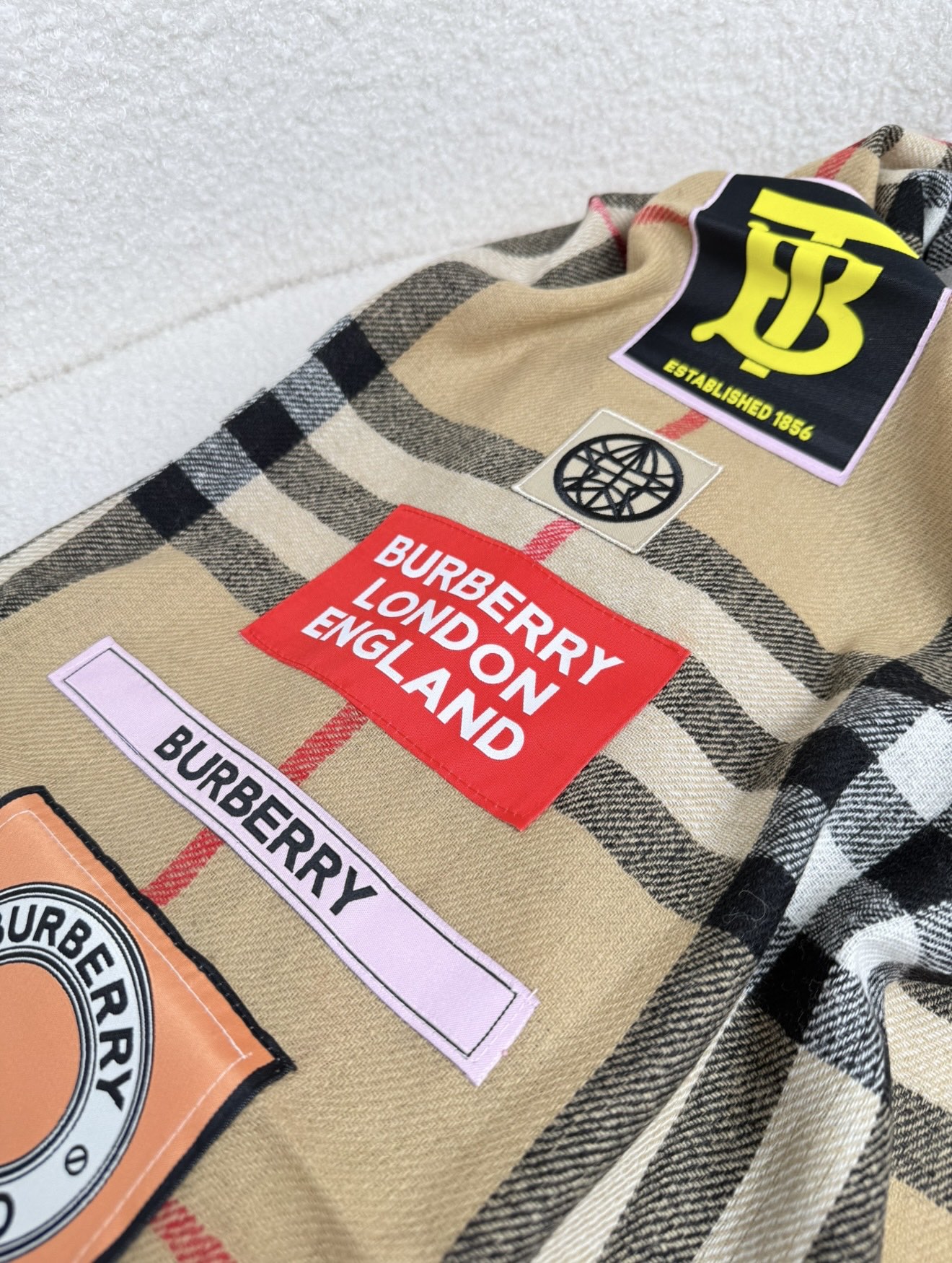 ￥。burberry。博柏利徽章最新款~纹路清晰面料是极好的尼泊尔山羊绒原料。触感柔糯细腻像极了婴儿的肌
