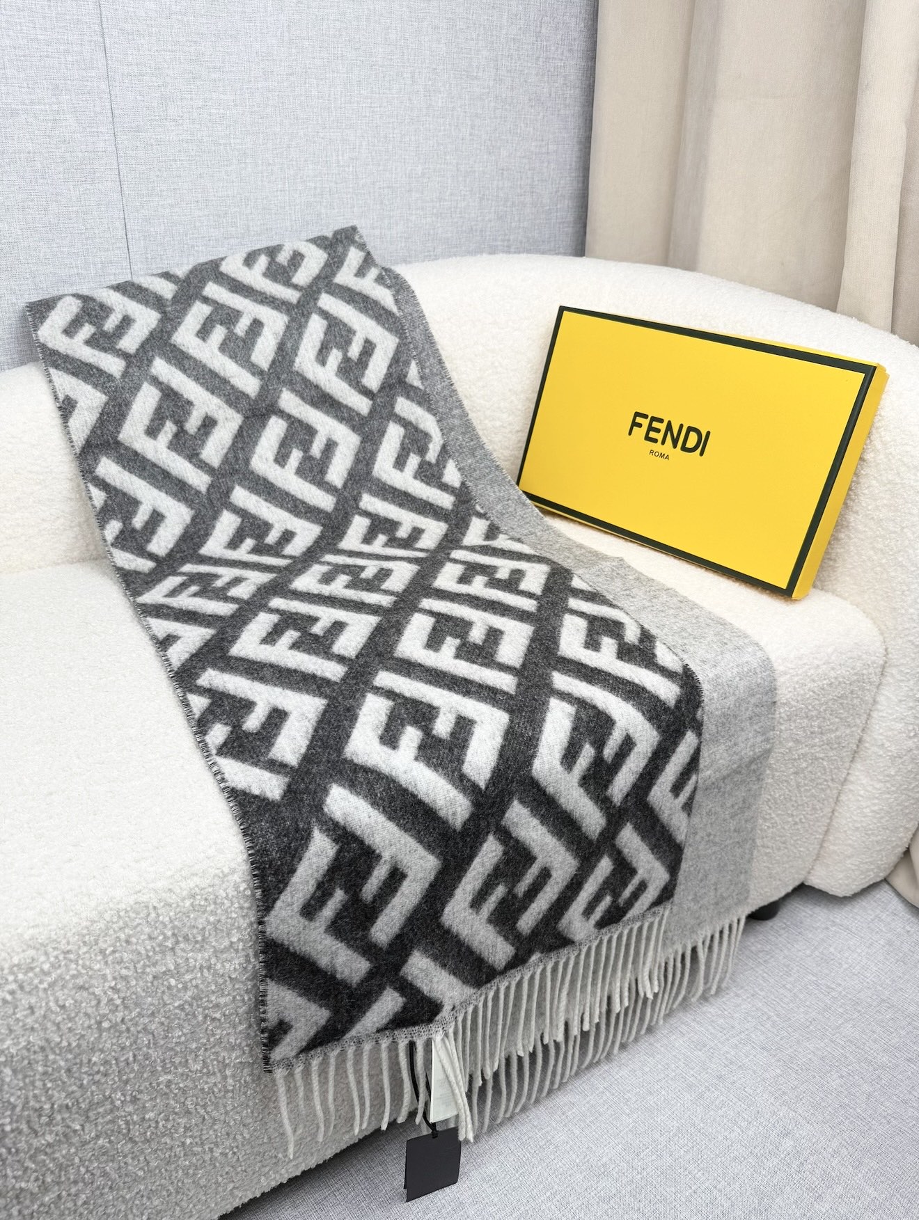 ￥。F家。【FF双面渐变】最新出炉 连代购图都少的新款 炒鸡无敌的美 双面双色提花渐变 羊绒羊毛原料 手