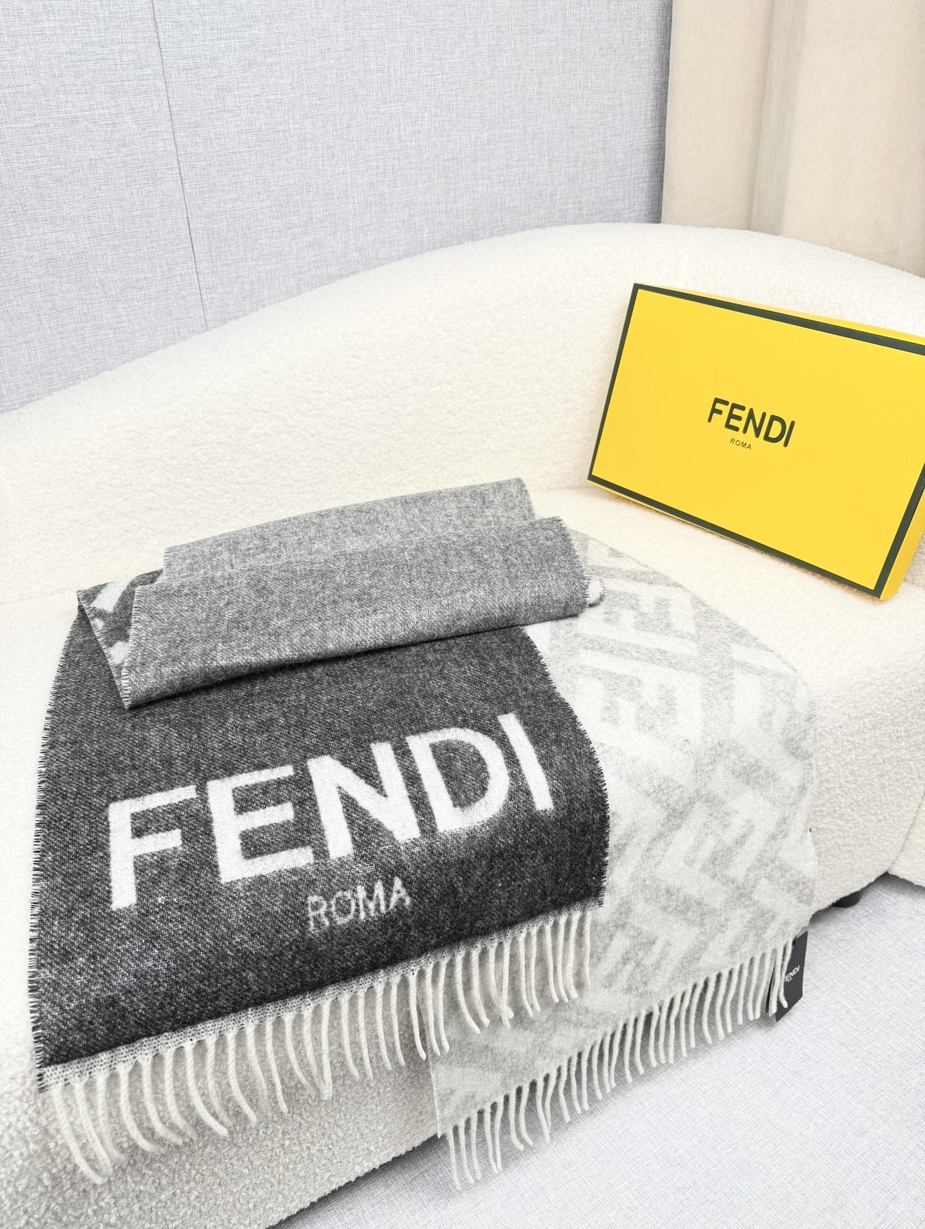 ￥。F家。【FF双面渐变】最新出炉 连代购图都少的新款 炒鸡无敌的美 双面双色提花渐变 羊绒羊毛原料 手