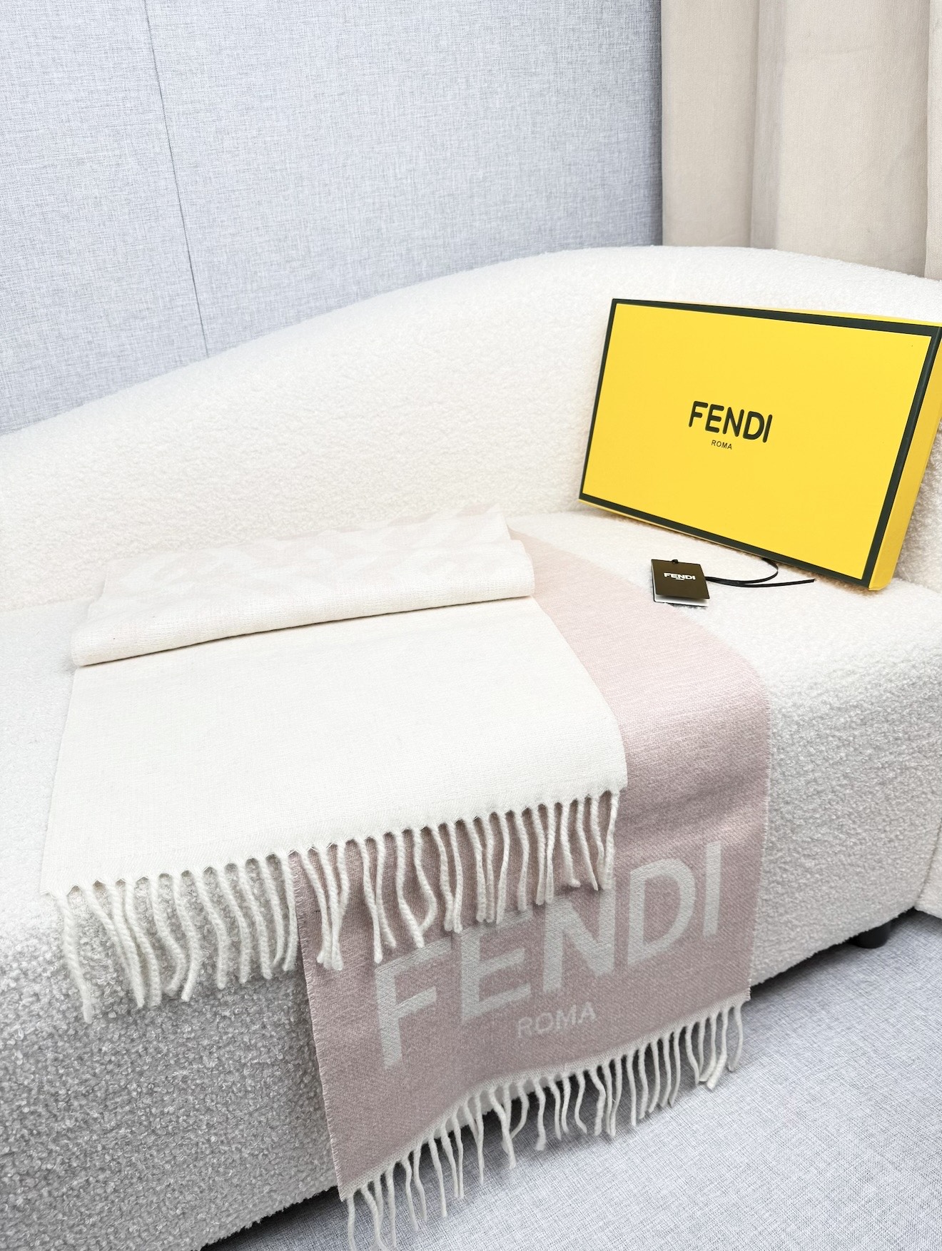 ￥。F家。【FF双面渐变】最新出炉 连代购图都少的新款 炒鸡无敌的美 双面双色提花渐变 羊绒羊毛原料 手