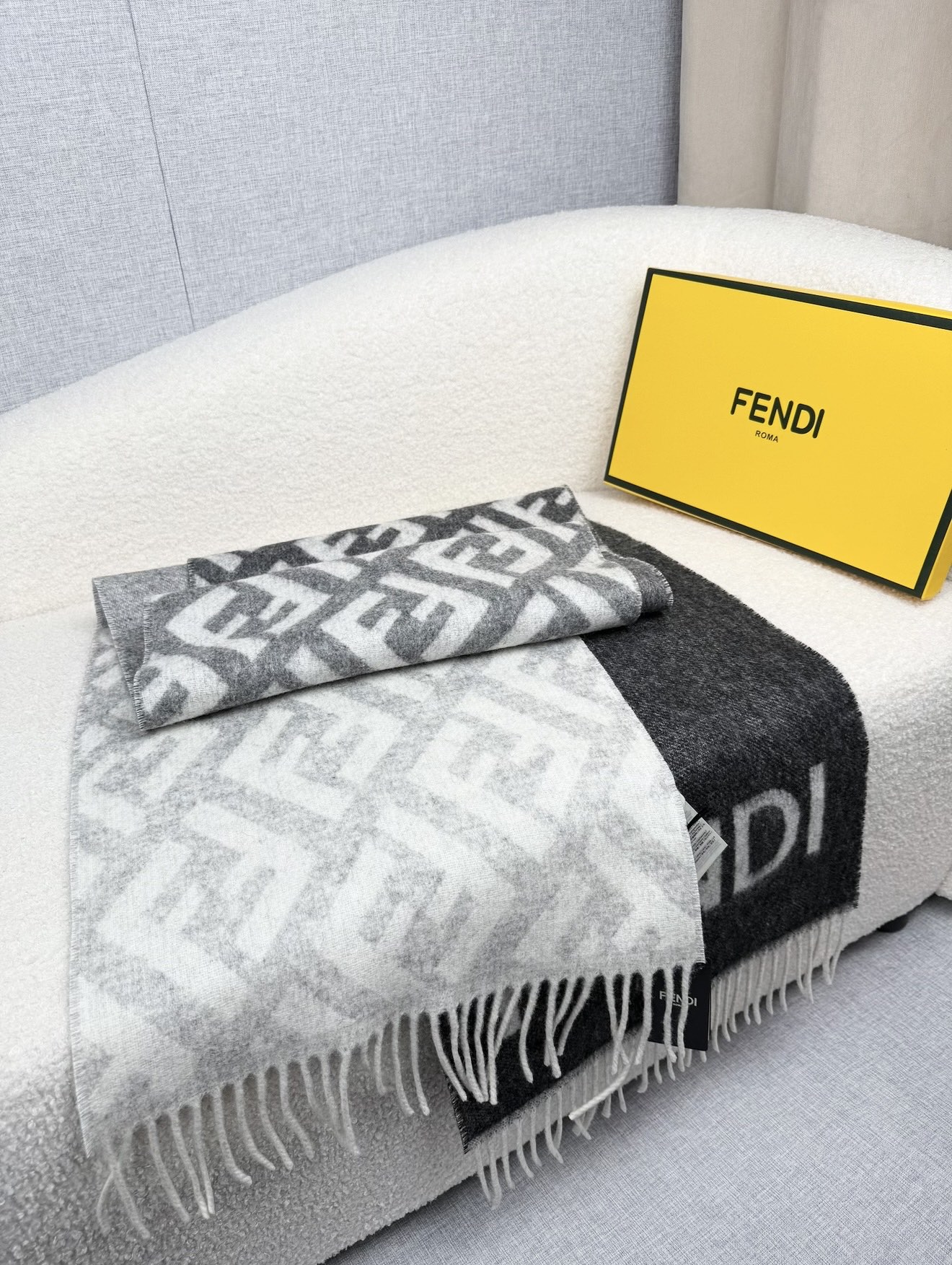 ￥。F家。【FF双面渐变】最新出炉 连代购图都少的新款 炒鸡无敌的美 双面双色提花渐变 羊绒羊毛原料 手