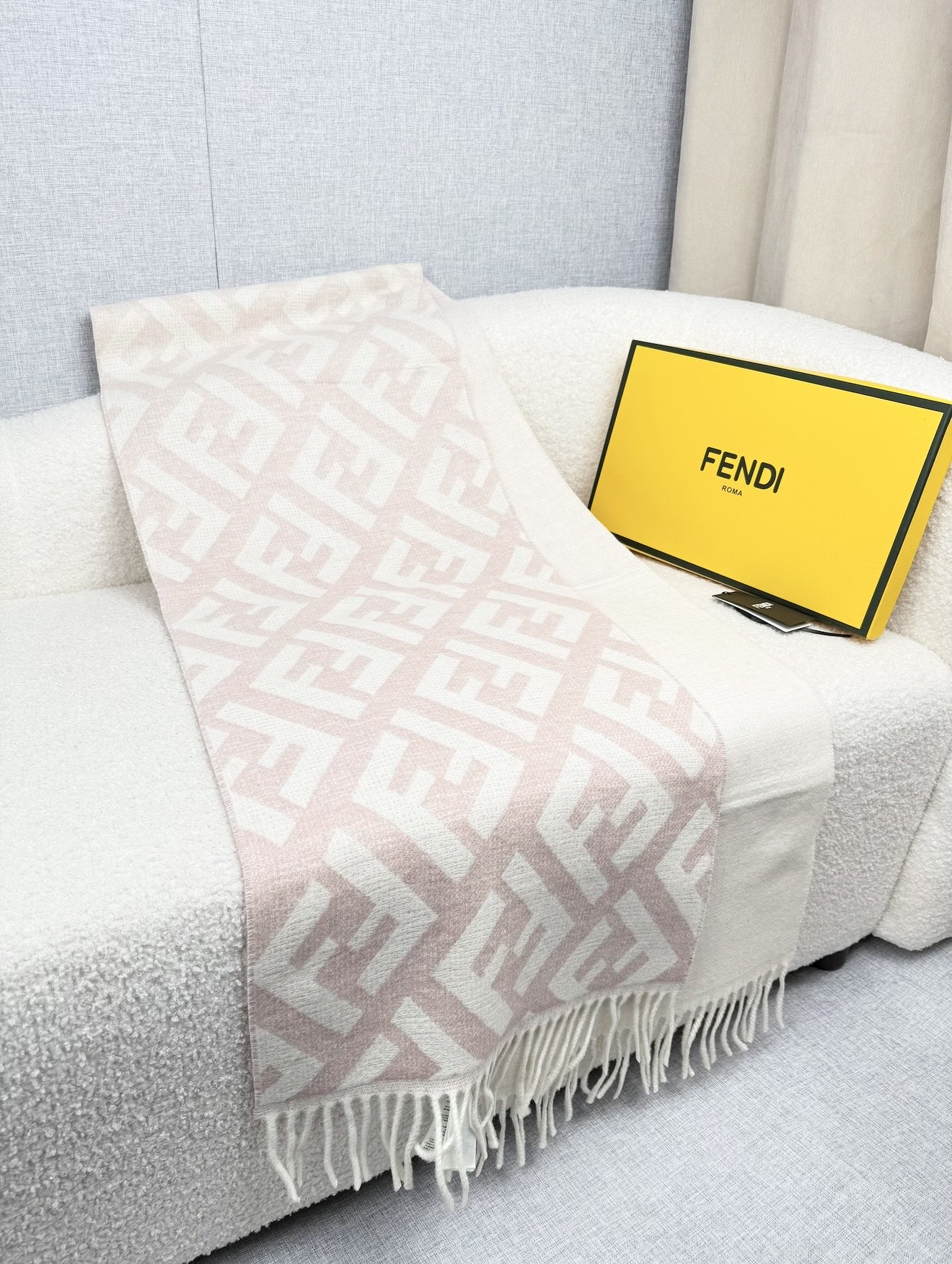 ￥。F家。【FF双面渐变】最新出炉 连代购图都少的新款 炒鸡无敌的美 双面双色提花渐变 羊绒羊毛原料 手