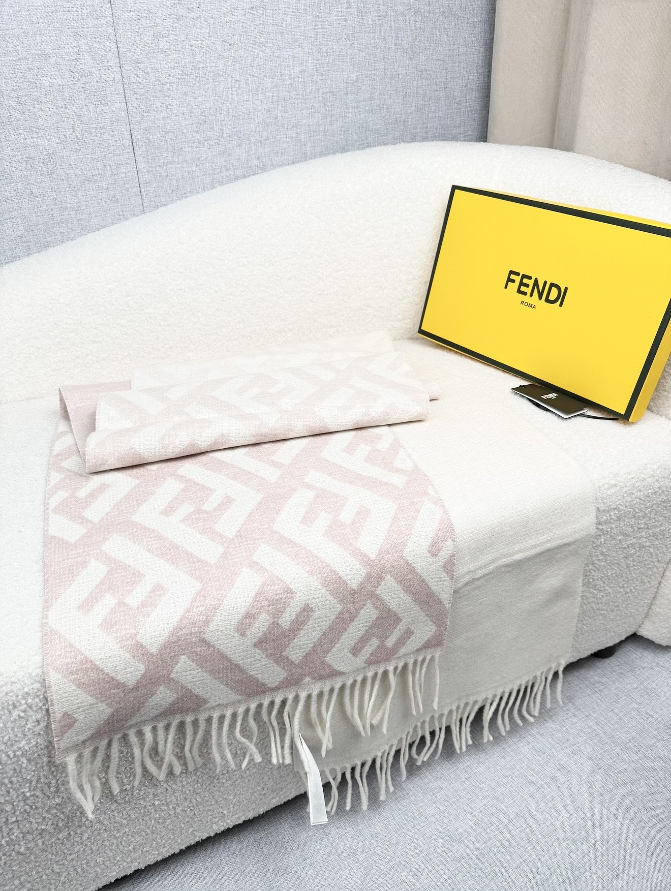 ￥。F家。【FF双面渐变】最新出炉 连代购图都少的新款 炒鸡无敌的美 双面双色提花渐变 羊绒羊毛原料 手