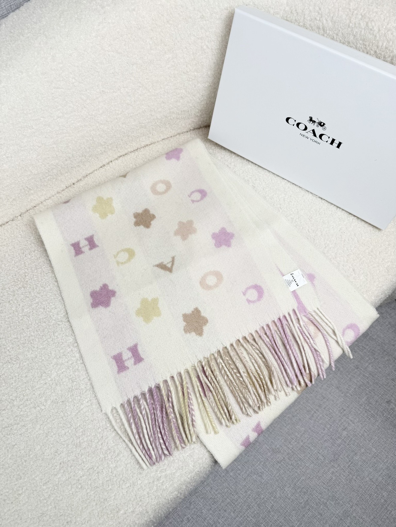 ￥。 COACH。【小花-彩虹条】蔻驰围巾也太好看了吧！不仅有颜值还有品质，97%羊毛+3%羊绒，手感超