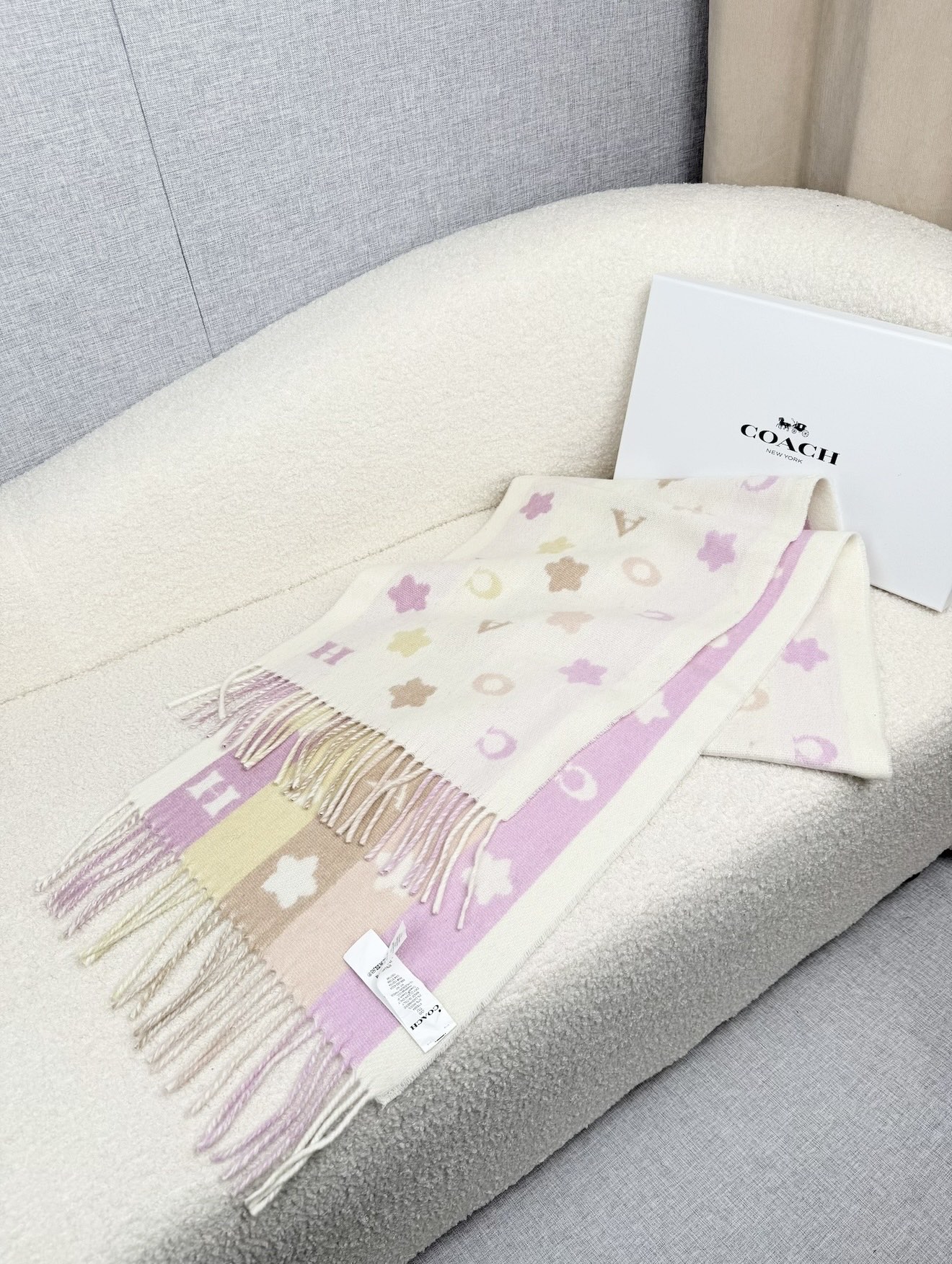 ￥。 COACH。【小花-彩虹条】蔻驰围巾也太好看了吧！不仅有颜值还有品质，97%羊毛+3%羊绒，手感超
