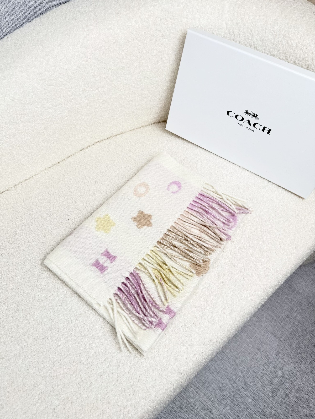 ￥。 COACH。【小花-彩虹条】蔻驰围巾也太好看了吧！不仅有颜值还有品质，97%羊毛+3%羊绒，手感超