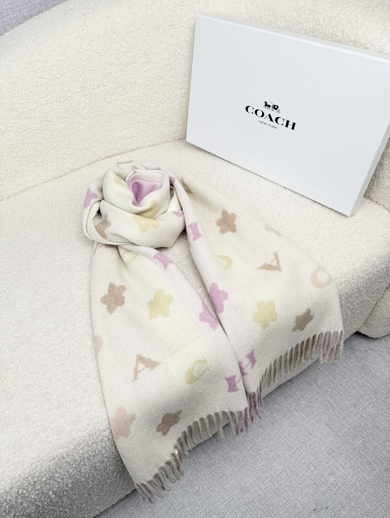 ￥。 COACH。【小花-彩虹条】蔻驰围巾也太好看了吧！不仅有颜值还有品质，97%羊毛+3%羊绒，手感超