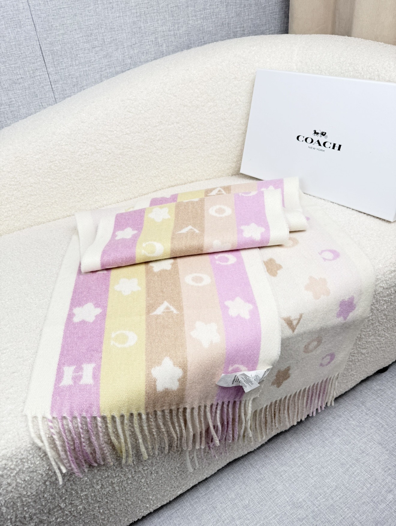 ￥。 COACH。【小花-彩虹条】蔻驰围巾也太好看了吧！不仅有颜值还有品质，97%羊毛+3%羊绒，手感超