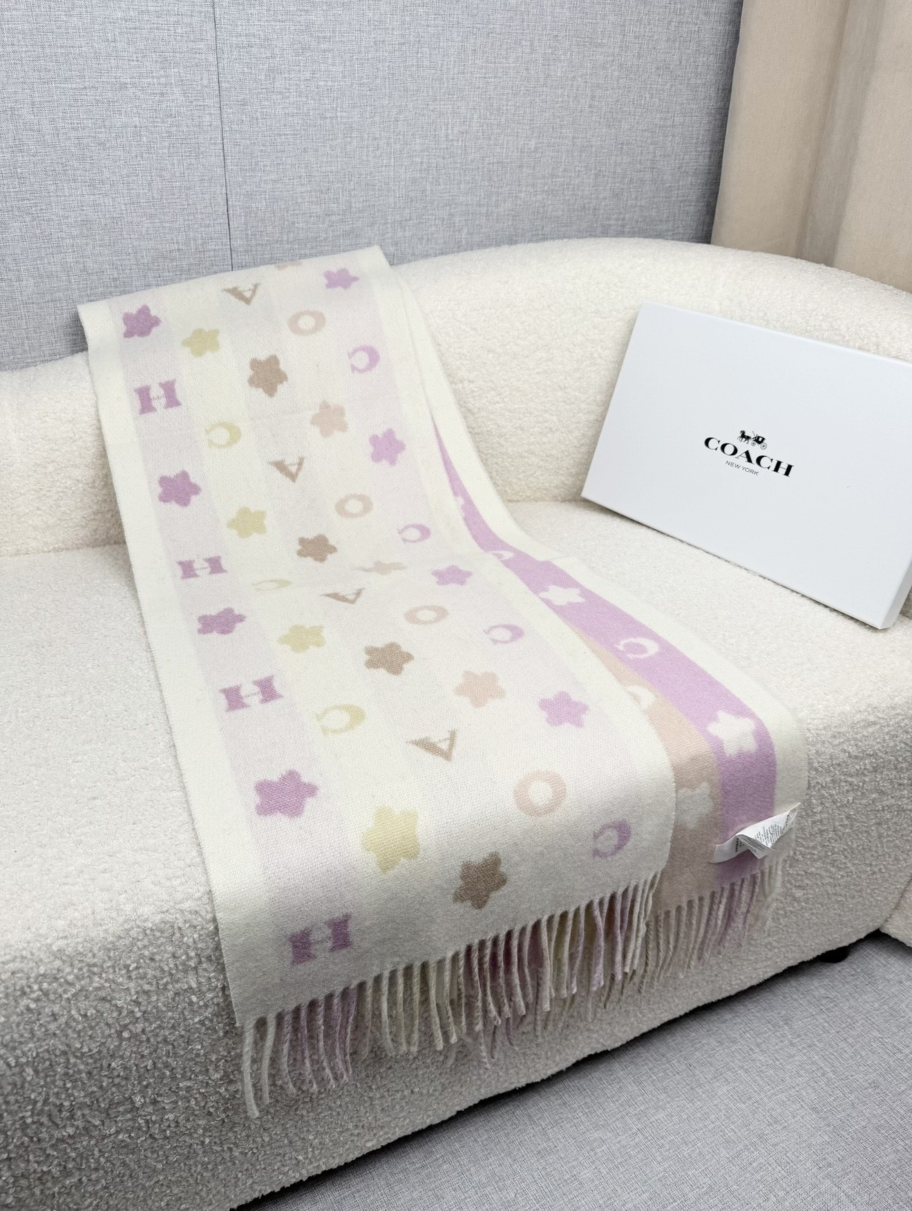 ￥。 COACH。【小花-彩虹条】蔻驰围巾也太好看了吧！不仅有颜值还有品质，97%羊毛+3%羊绒，手感超