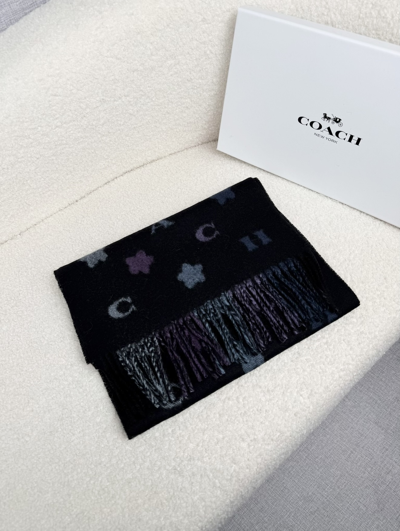 ￥。 COACH。【小花-彩虹条】蔻驰围巾也太好看了吧！不仅有颜值还有品质，97%羊毛+3%羊绒，手感超
