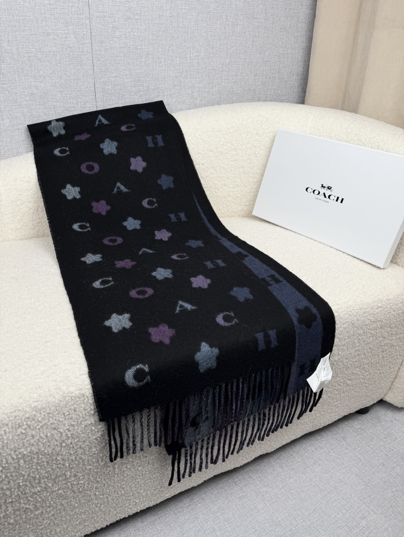 ￥。 COACH。【小花-彩虹条】蔻驰围巾也太好看了吧！不仅有颜值还有品质，97%羊毛+3%羊绒，手感超