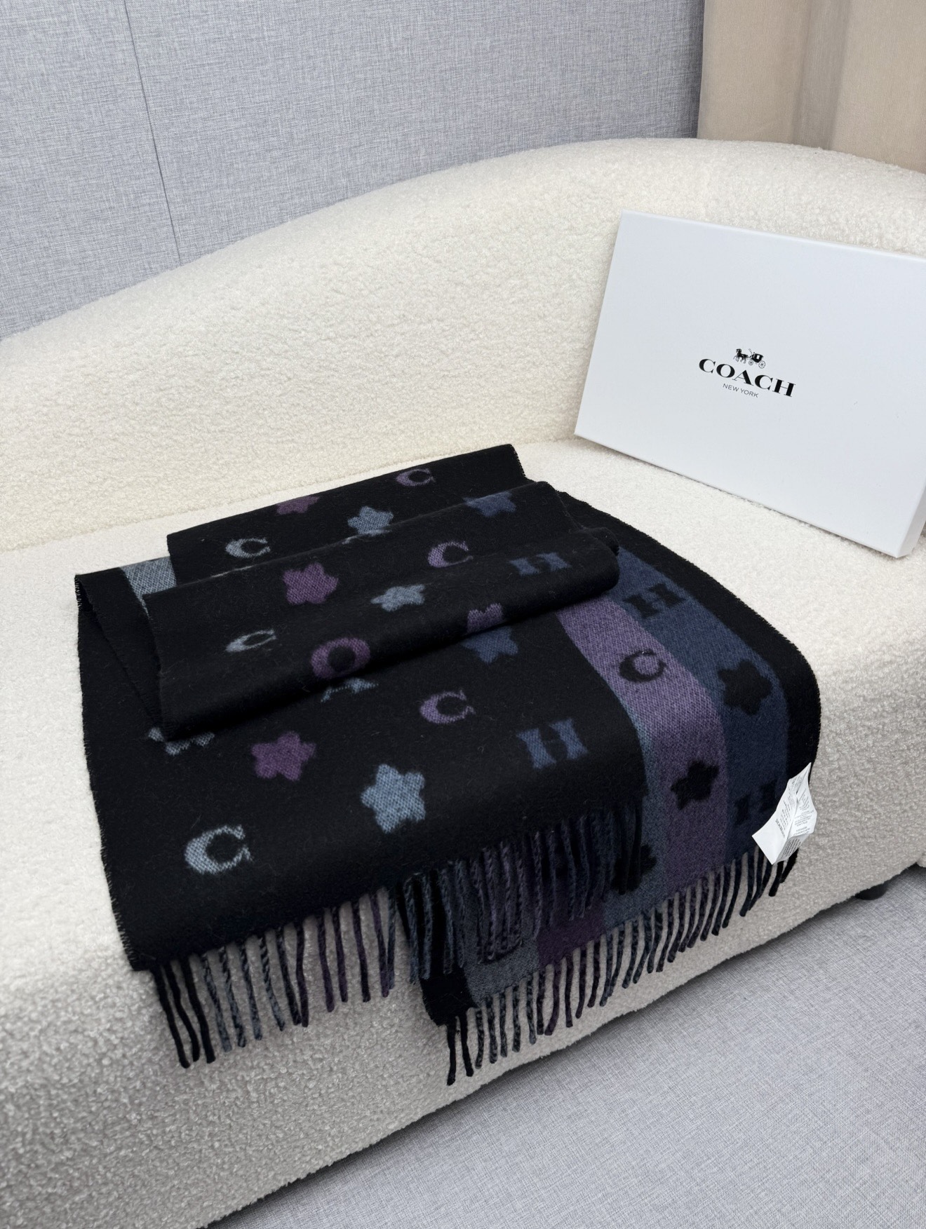 ￥。 COACH。【小花-彩虹条】蔻驰围巾也太好看了吧！不仅有颜值还有品质，97%羊毛+3%羊绒，手感超