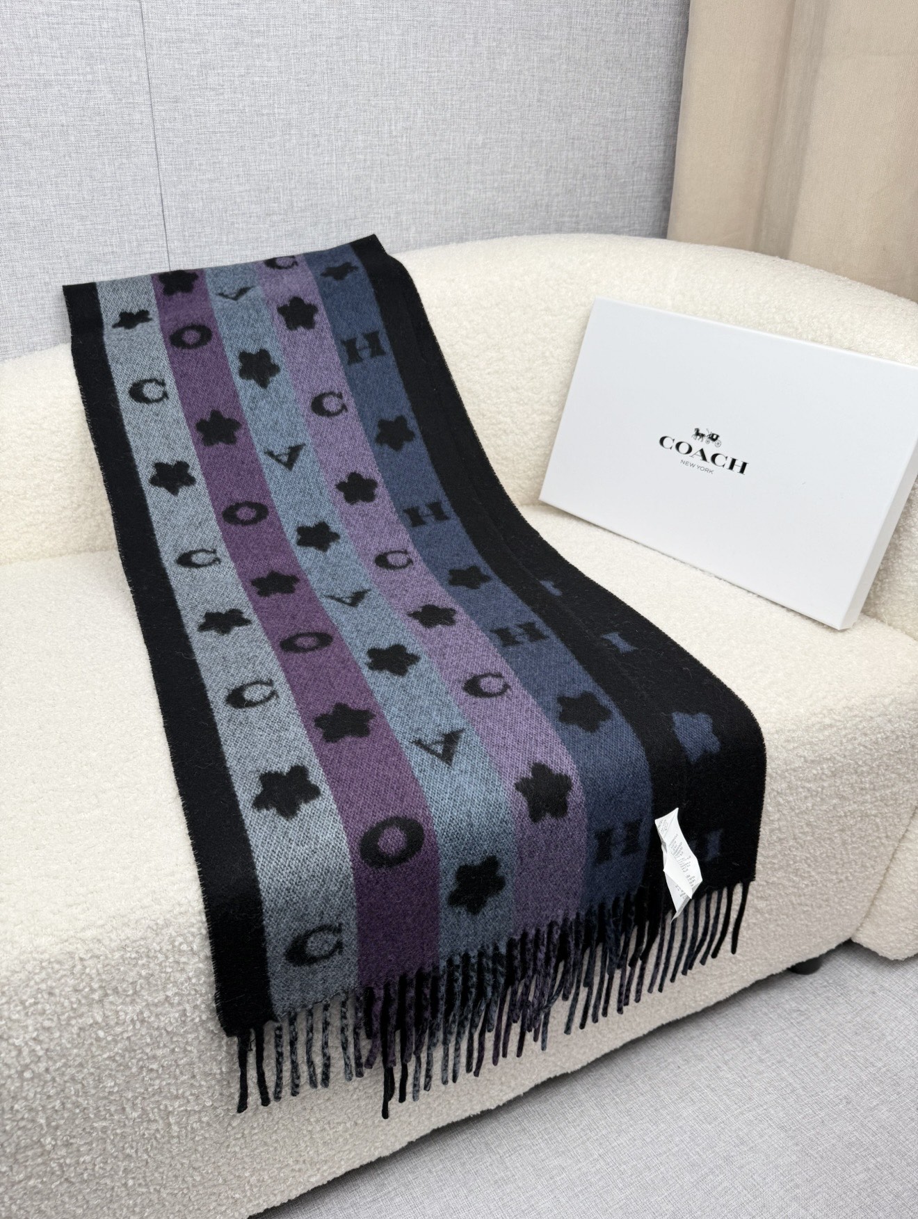 ￥。 COACH。【小花-彩虹条】蔻驰围巾也太好看了吧！不仅有颜值还有品质，97%羊毛+3%羊绒，手感超