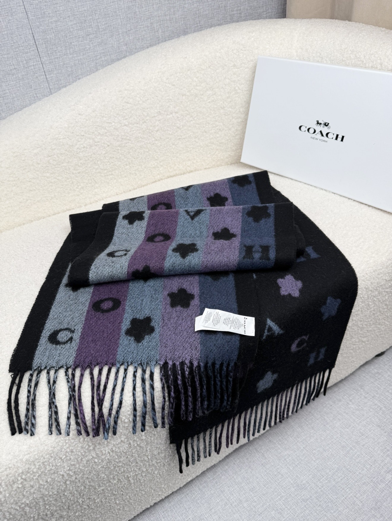 ￥。 COACH。【小花-彩虹条】蔻驰围巾也太好看了吧！不仅有颜值还有品质，97%羊毛+3%羊绒，手感超