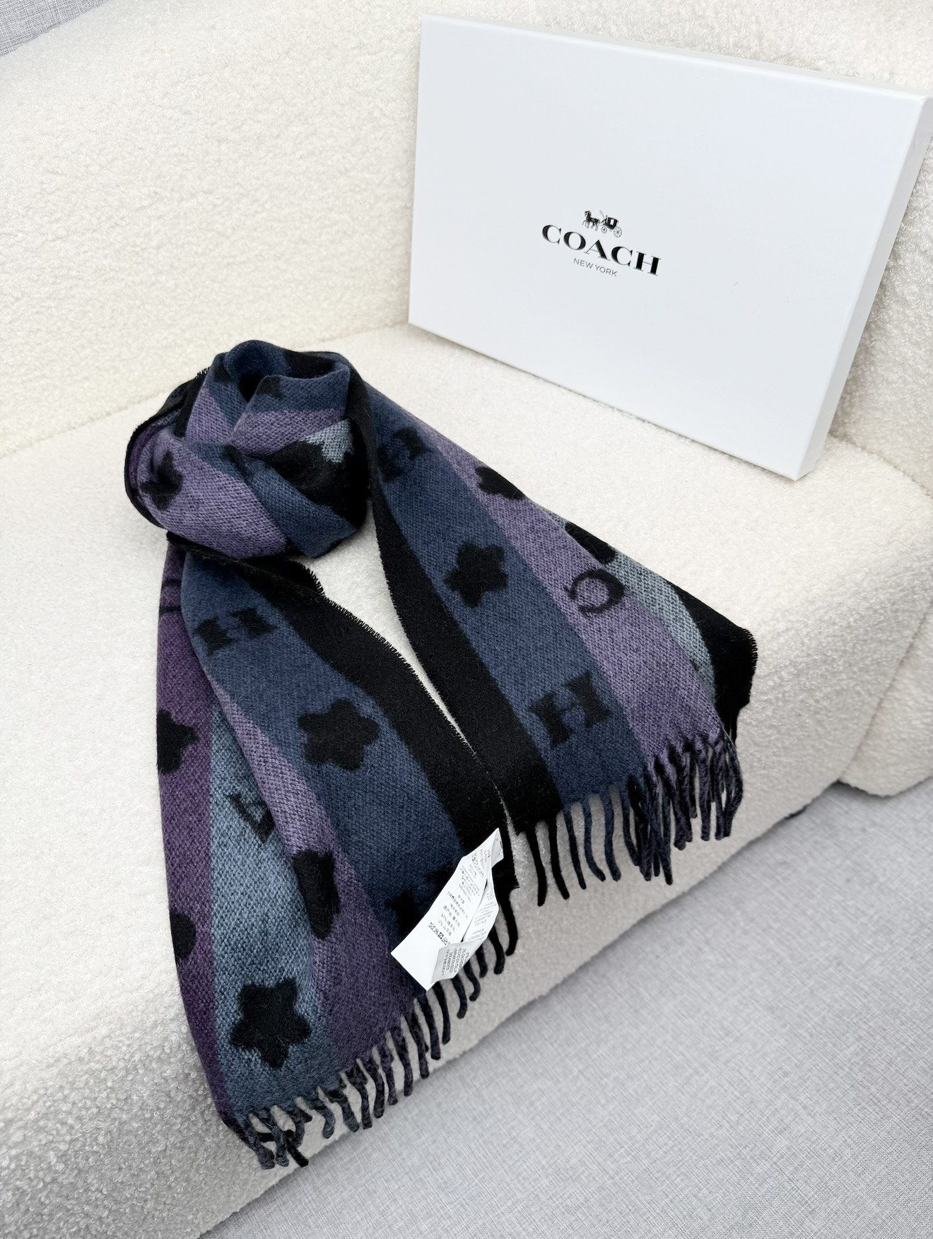 ￥。 COACH。【小花-彩虹条】蔻驰围巾也太好看了吧！不仅有颜值还有品质，97%羊毛+3%羊绒，手感超