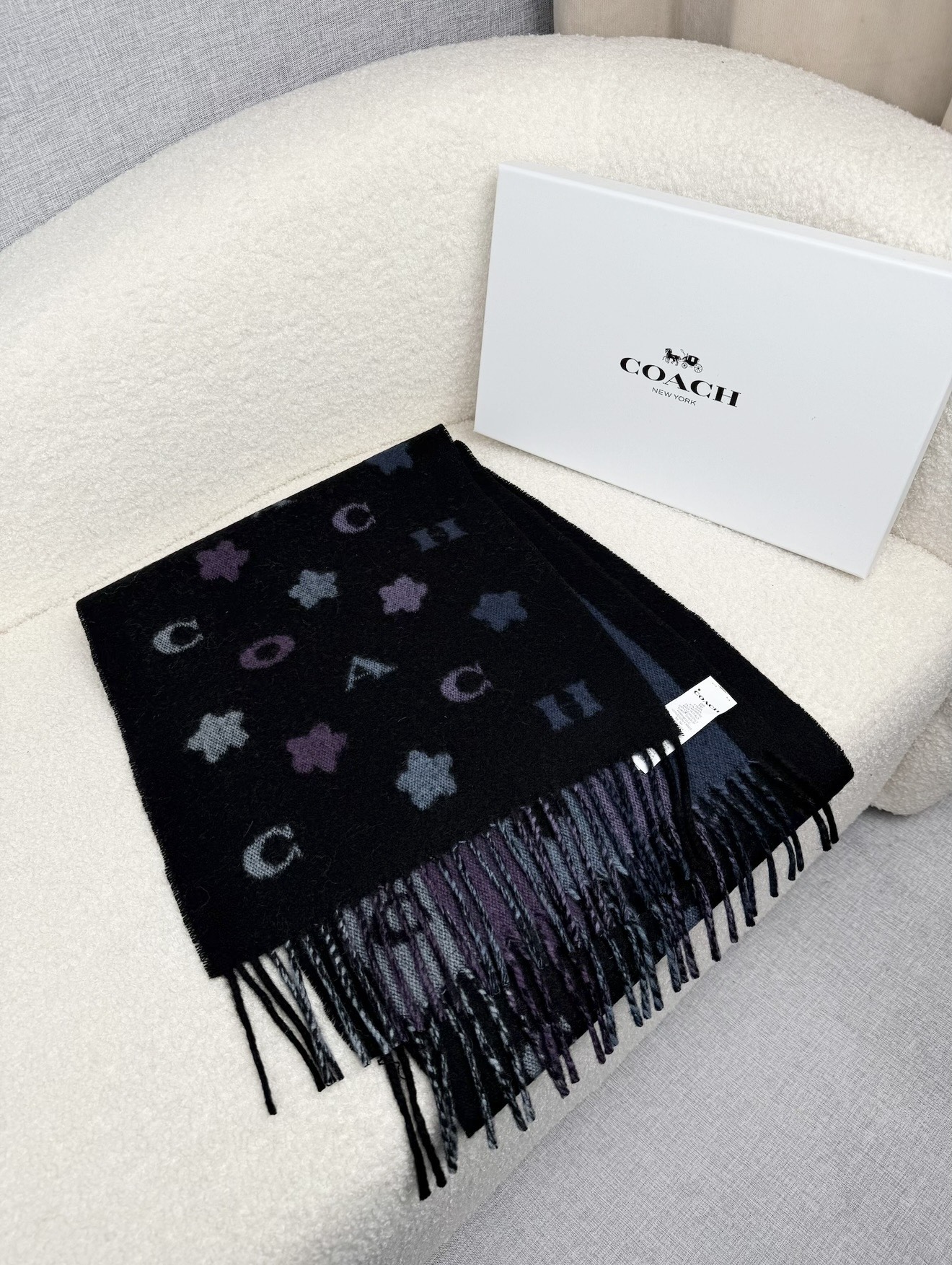 ￥。 COACH。【小花-彩虹条】蔻驰围巾也太好看了吧！不仅有颜值还有品质，97%羊毛+3%羊绒，手感超