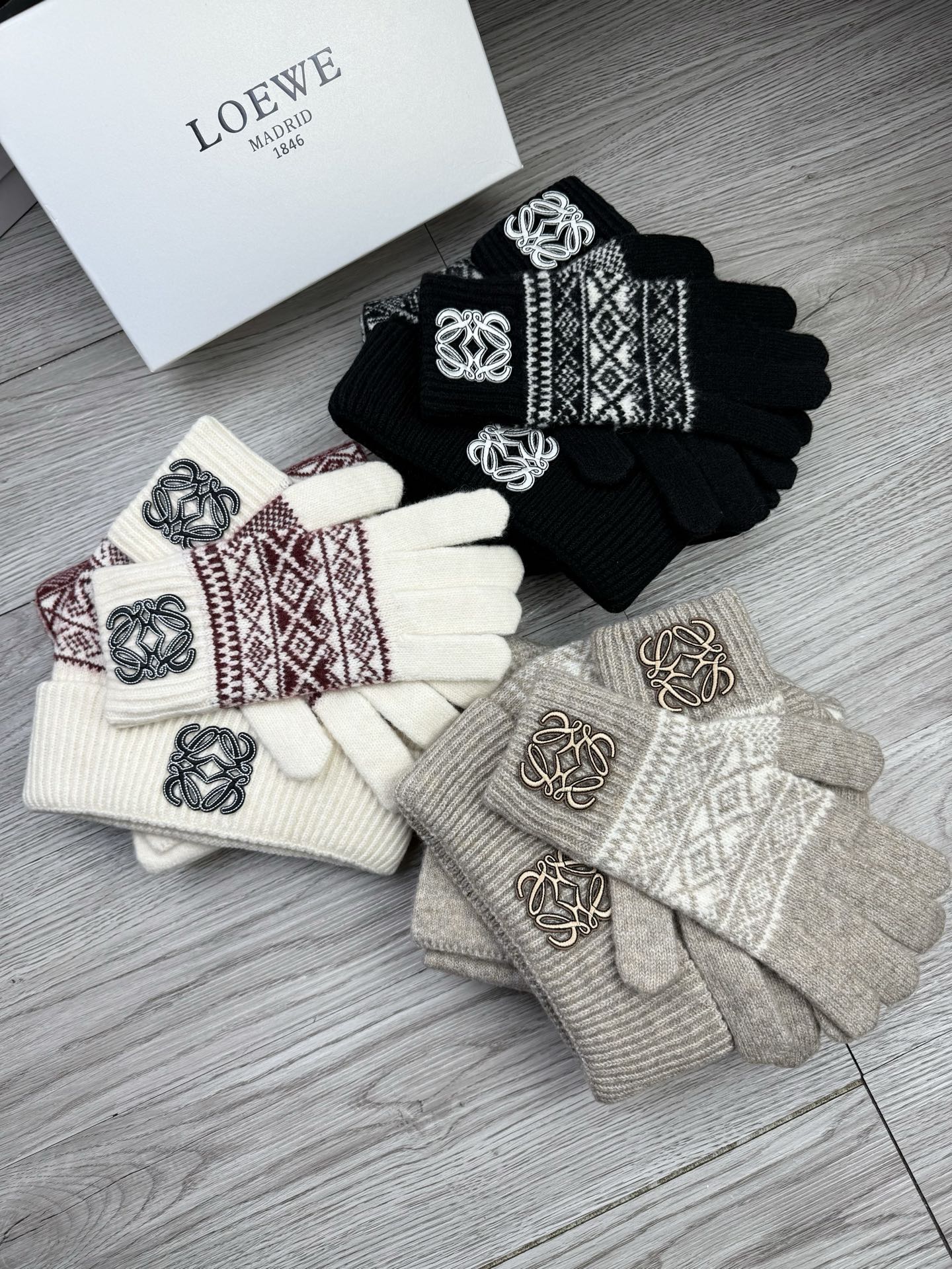 Loewe Scarf Hat Glove Set