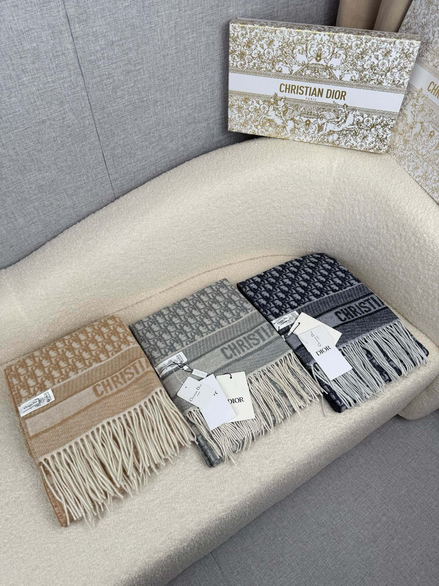 💰。D家。超级推荐️ 【高版本-Do字母双面流苏长巾】 一面老花一面净版！爆款！专柜最新款式 双面羊绒 