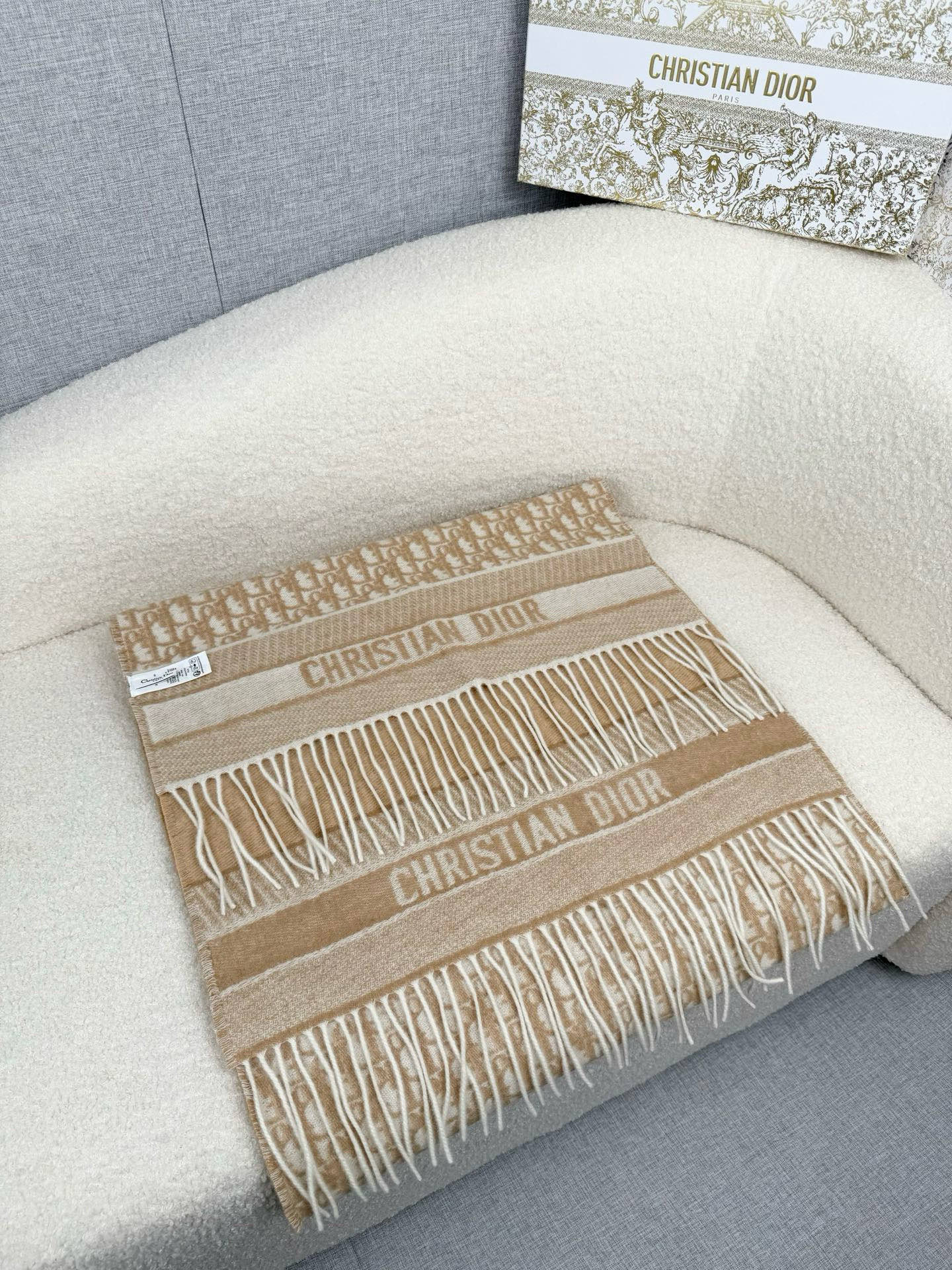 💰。D家。超级推荐️ 【高版本-Do字母双面流苏长巾】 一面老花一面净版！爆款！专柜最新款式 双面羊绒 