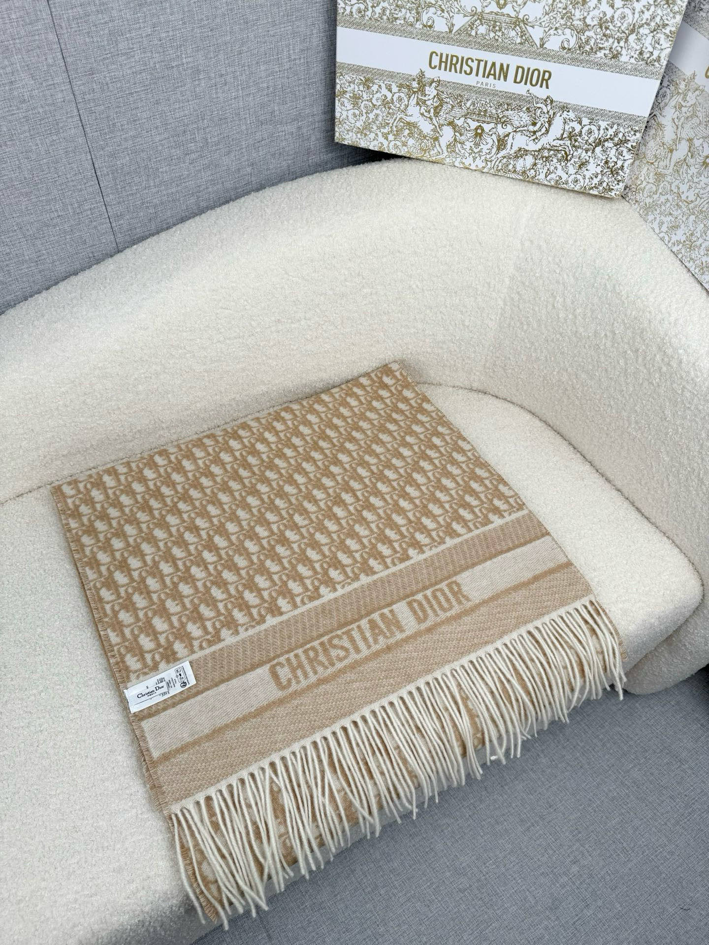 💰。D家。超级推荐️ 【高版本-Do字母双面流苏长巾】 一面老花一面净版！爆款！专柜最新款式 双面羊绒 