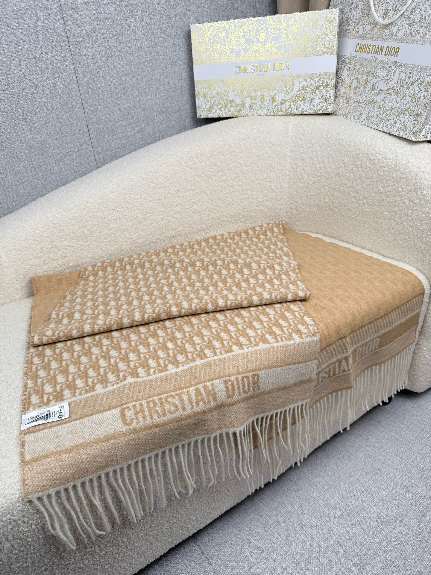 💰。D家。超级推荐️ 【高版本-Do字母双面流苏长巾】 一面老花一面净版！爆款！专柜最新款式 双面羊绒 