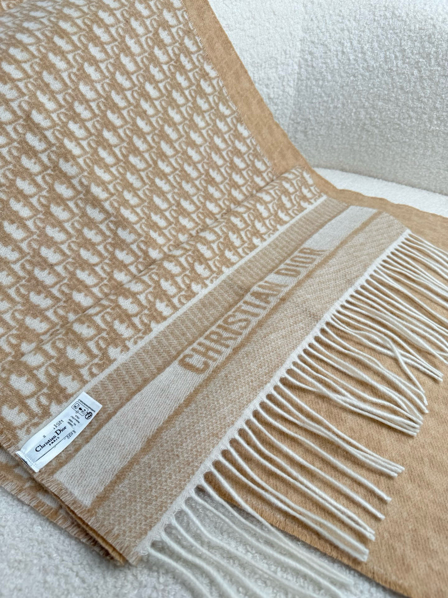 💰。D家。超级推荐️ 【高版本-Do字母双面流苏长巾】 一面老花一面净版！爆款！专柜最新款式 双面羊绒 