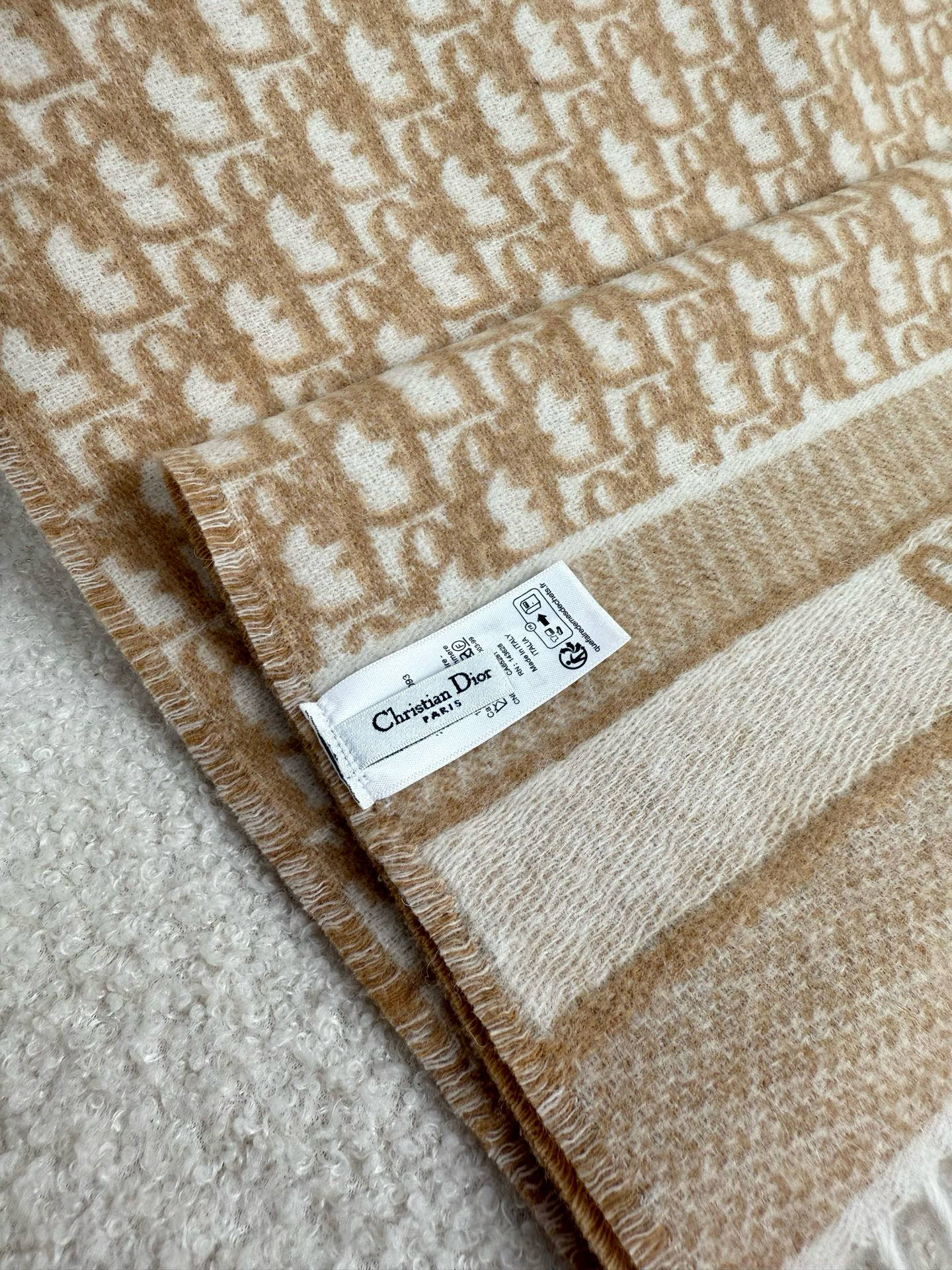 💰。D家。超级推荐️ 【高版本-Do字母双面流苏长巾】 一面老花一面净版！爆款！专柜最新款式 双面羊绒 