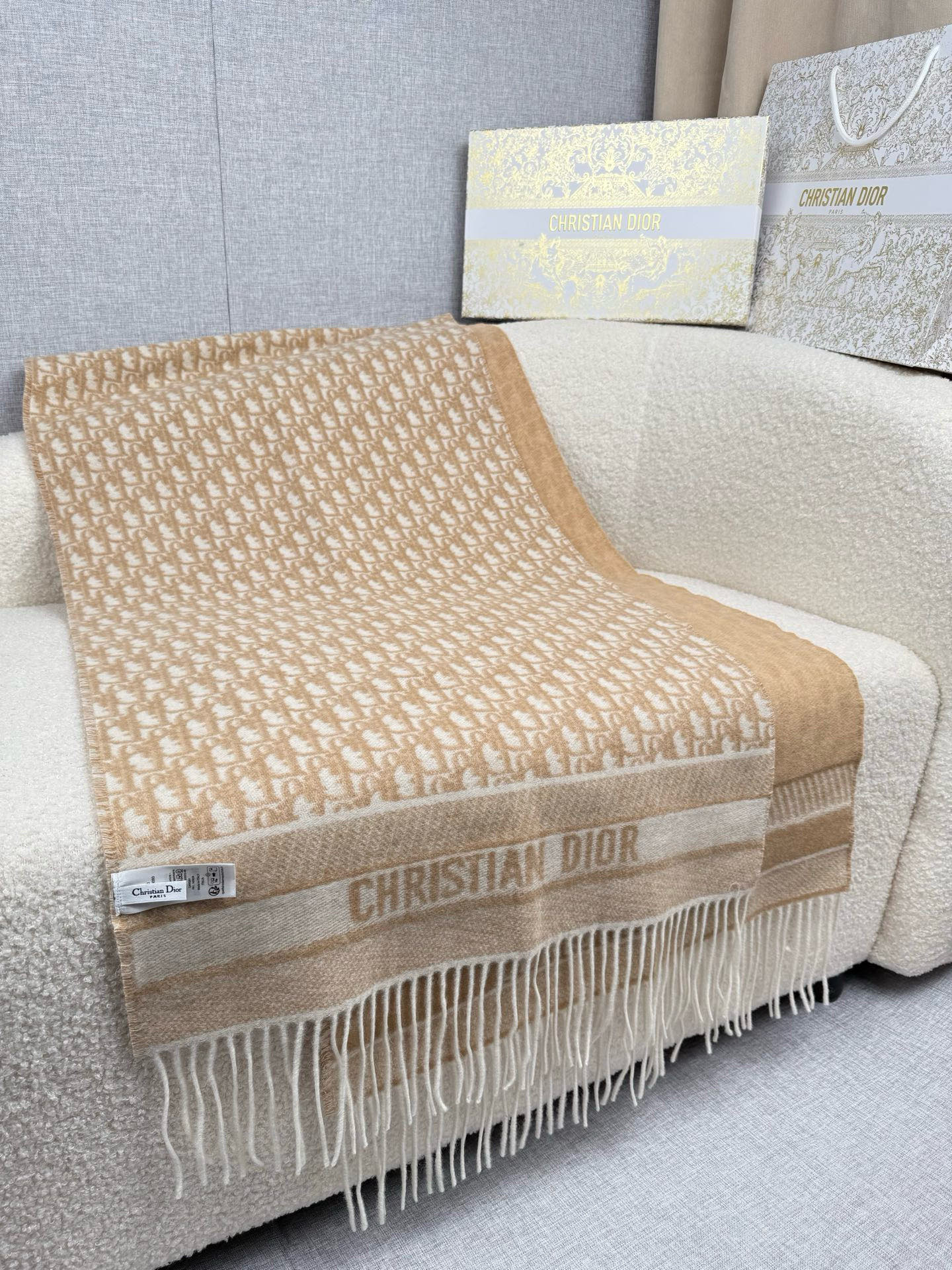 💰。D家。超级推荐️ 【高版本-Do字母双面流苏长巾】 一面老花一面净版！爆款！专柜最新款式 双面羊绒 