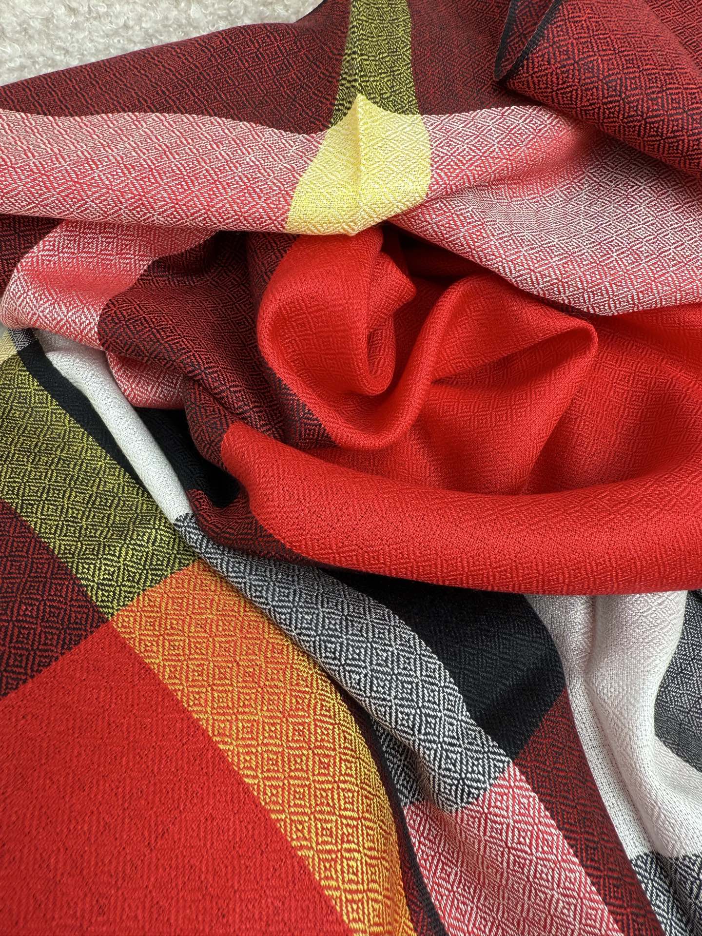 P。Bu家。 真正的宇宙强货！最新出口迪拜！御用经典才是王道！bur经典格钻石纹出口季！强大的无以形容！