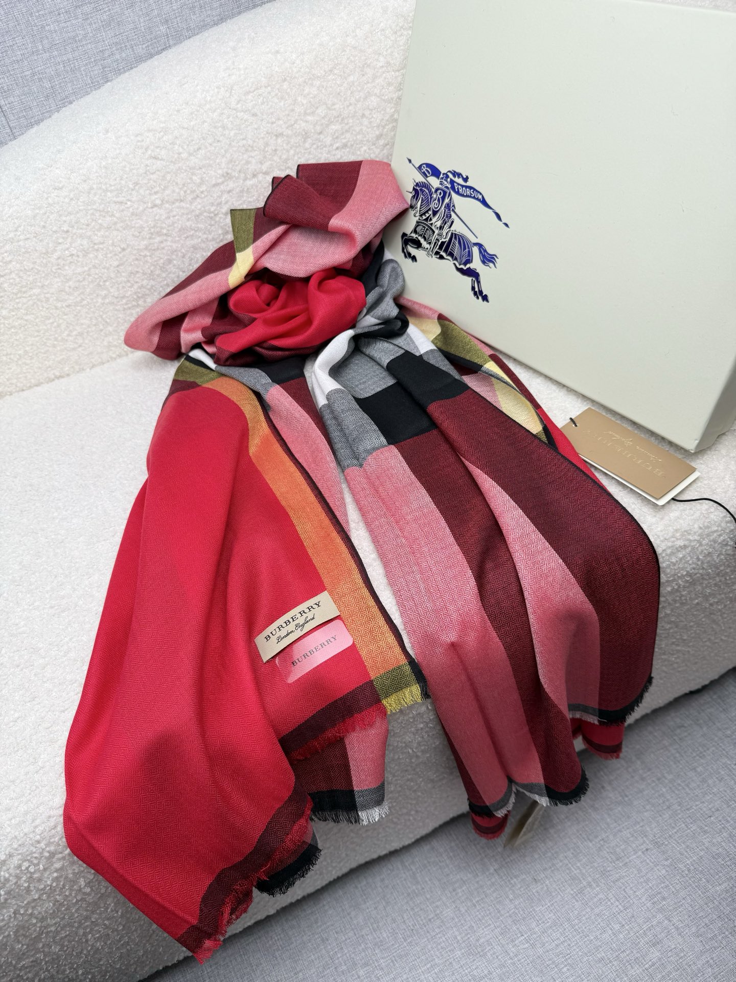 P。Bu家。 真正的宇宙强货！最新出口迪拜！御用经典才是王道！bur经典格钻石纹出口季！强大的无以形容！